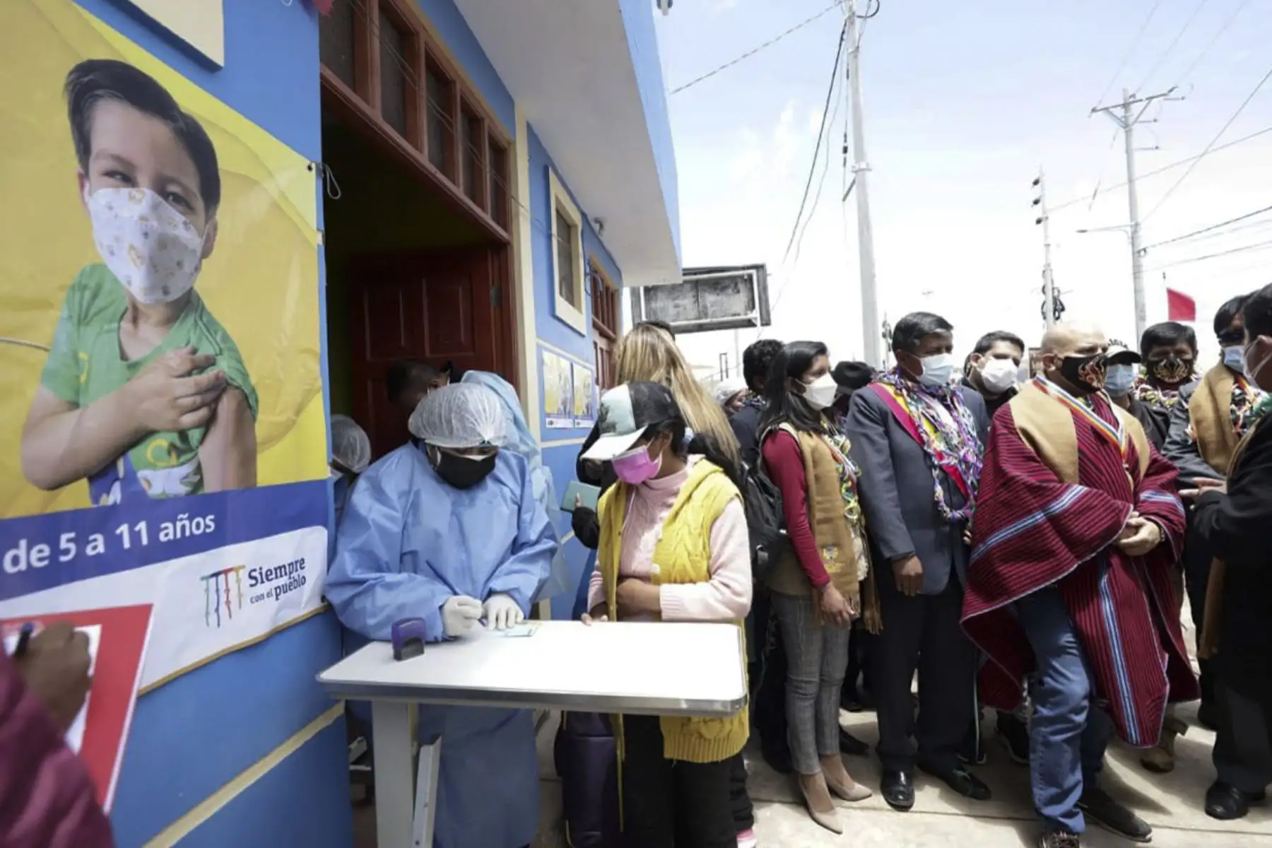El ministro de Cultura, Alejandro Salas Zegarra, llegó a la región Puno para participar de la inauguración de una planta de oxígeno en Ilave, que estará a disposición del pueblo Aimara. Asimismo, visitó las localidades de Zepita y Desaguadero con la finalidad de reafirmar el compromiso del sector Cultura para el trabajo conjunto con las autoridades locales, en el marco de la emergencia sanitaria por la COVID-19. Foto: Difusión