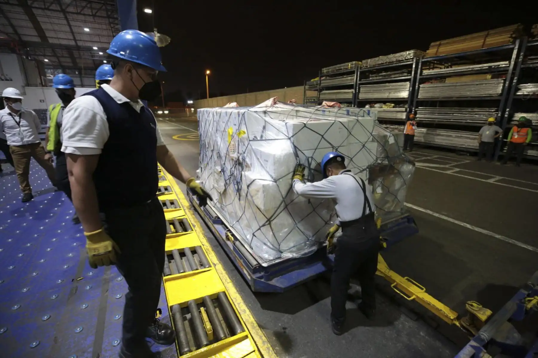 Ministros reciben un nuevo lote de 624 000 dosis de vacunas pediátricas contra la Covid 19 del laboratorio Pfizer. Con este nuevo arribo se seguirá atendiendo la demanda de vacunación de las niñas y niños de 5 a 11 años. Foto: Difusión