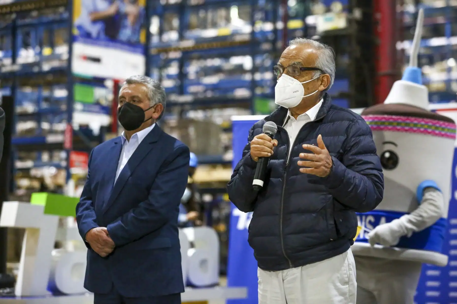 Ministros reciben un nuevo lote de 624 000 dosis de vacunas pediátricas contra la Covid 19 del laboratorio Pfizer. Con este nuevo arribo se seguirá atendiendo la demanda de vacunación de las niñas y niños de 5 a 11 años. Foto: ANDINA/PCM