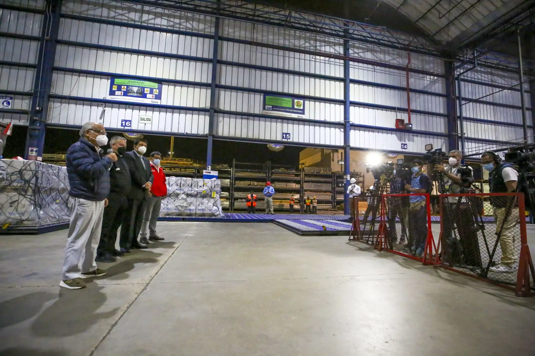 Ministros reciben un nuevo lote de 624 000 dosis de vacunas pediátricas contra la Covid 19 del laboratorio Pfizer. Con este nuevo arribo se seguirá atendiendo la demanda de vacunación de las niñas y niños de 5 a 11 años. Foto: ANDINA/PCM