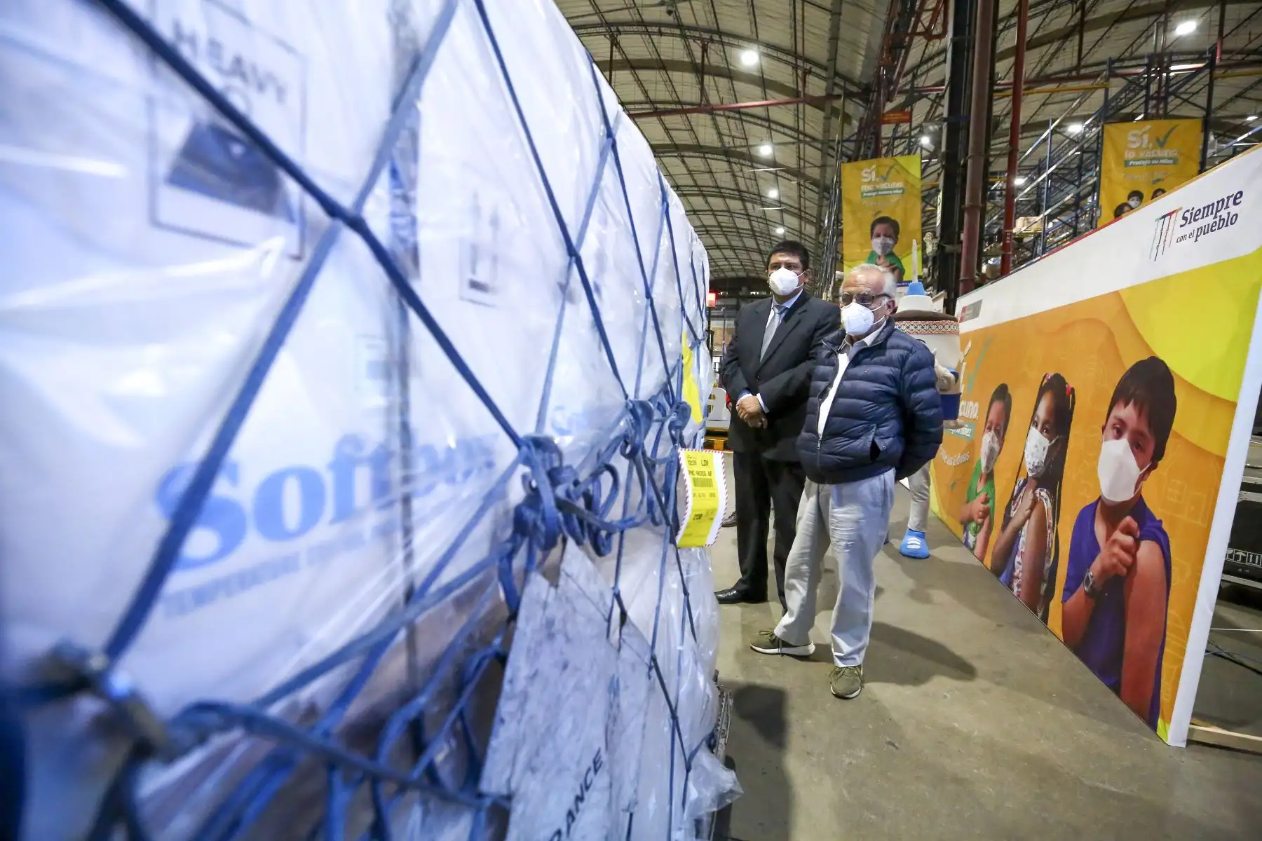 Ministros reciben un nuevo lote de 624 000 dosis de vacunas pediátricas contra la Covid 19 del laboratorio Pfizer. Con este nuevo arribo se seguirá atendiendo la demanda de vacunación de las niñas y niños de 5 a 11 años. Foto: ANDINA/PCM