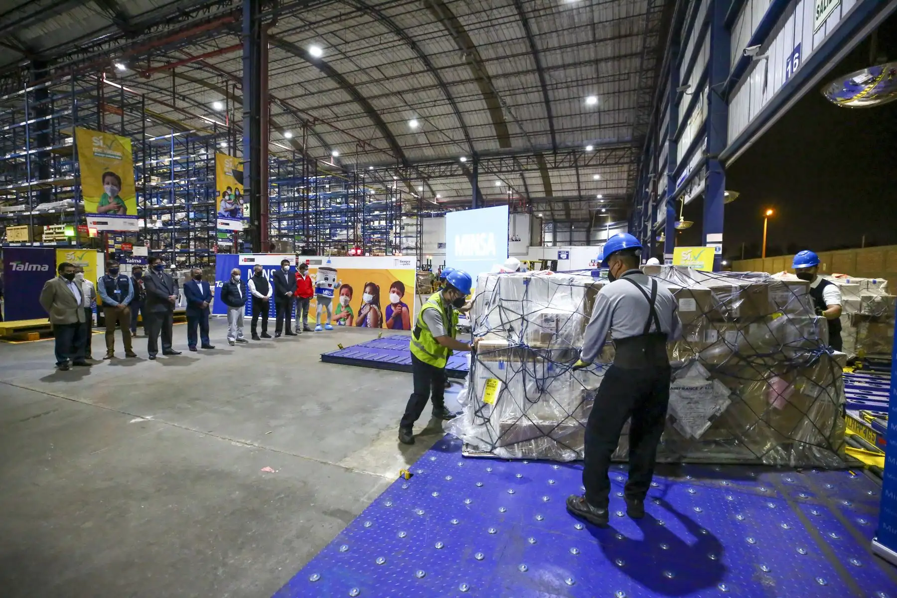 Ministros reciben un nuevo lote de 624 000 dosis de vacunas pediátricas contra la Covid 19 del laboratorio Pfizer. Con este nuevo arribo se seguirá atendiendo la demanda de vacunación de las niñas y niños de 5 a 11 años. Foto: ANDINA/PCM