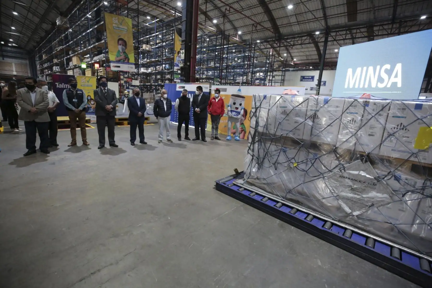 Ministros reciben un nuevo lote de 624 000 dosis de vacunas pediátricas contra la Covid 19 del laboratorio Pfizer. Con este nuevo arribo se seguirá atendiendo la demanda de vacunación de las niñas y niños de 5 a 11 años. Foto: ANDINA/PCM