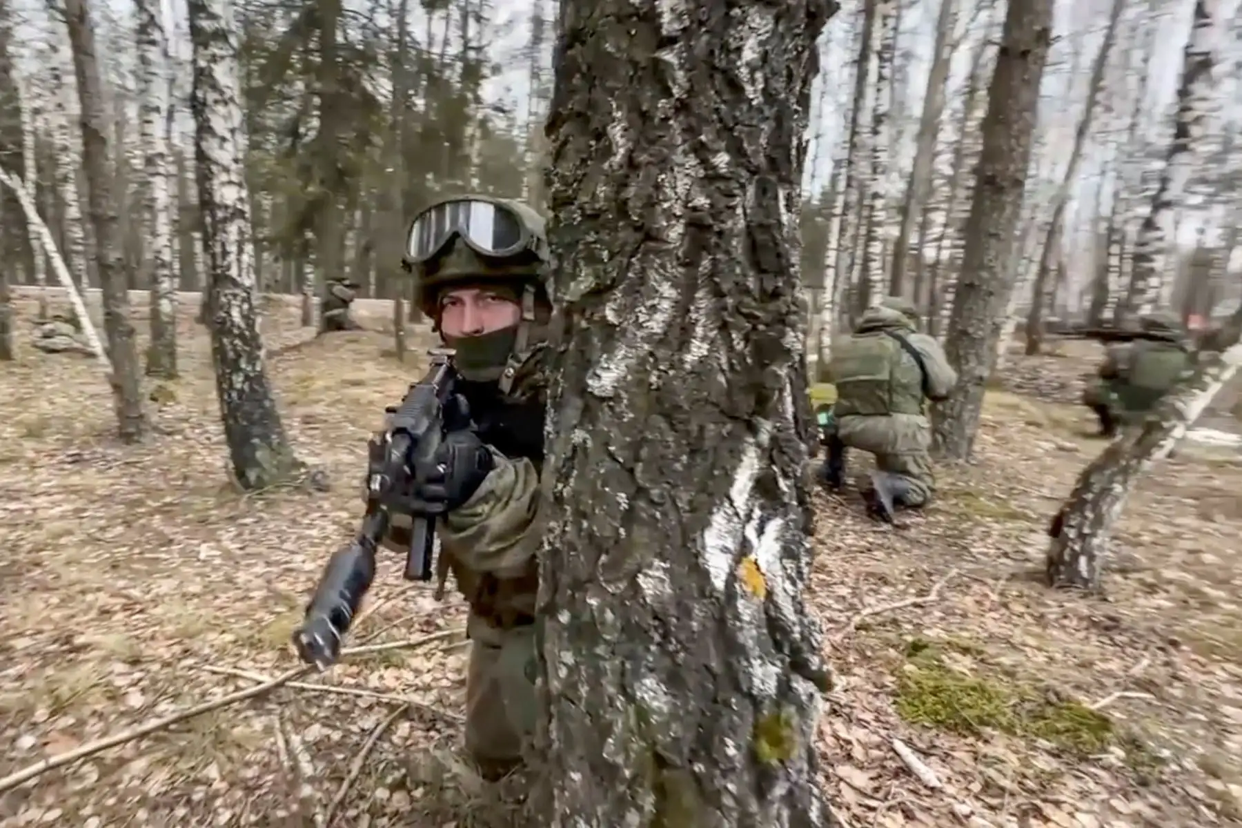 Un fotograma de video puesto a disposición por el servicio de prensa del Ministerio de Defensa de Rusia, muestra a militares rusos y bielorrusos practicando acciones para detectar, bloquear y destruir formaciones armadas ilegales de un enemigo simulado en áreas urbanas durante el ejercicio operativo conjunto de las fuerzas armadas de Bielorrusia y Rusia 
