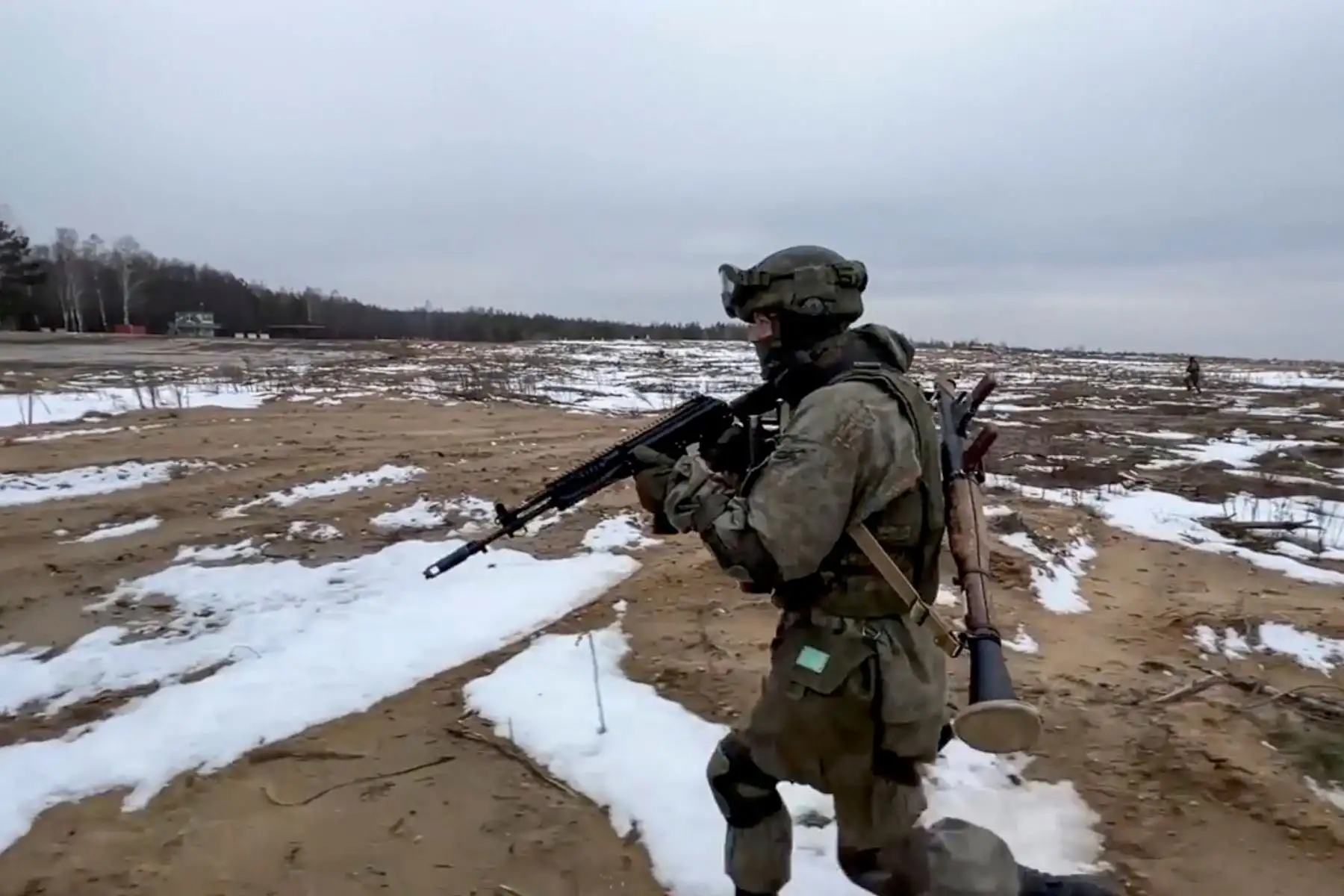 Un fotograma de video puesto a disposición por el servicio de prensa del Ministerio de Defensa de Rusia, muestra a militares rusos y bielorrusos practicando acciones para detectar, bloquear y destruir formaciones armadas ilegales de un enemigo simulado en áreas urbanas durante el ejercicio operativo conjunto de las fuerzas armadas de Bielorrusia y Rusia 