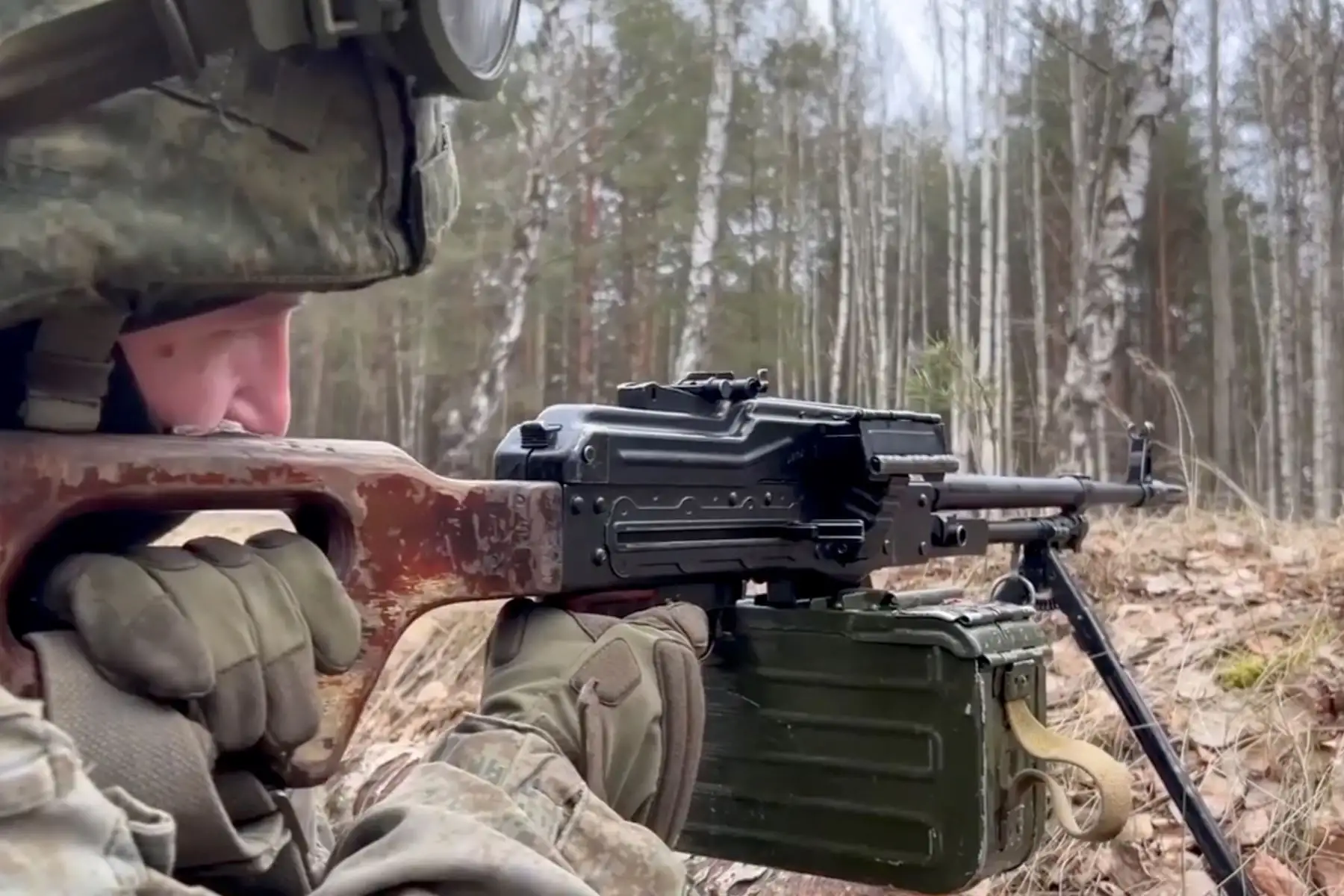 Un fotograma de video puesto a disposición por el servicio de prensa del Ministerio de Defensa de Rusia, muestra a militares rusos y bielorrusos practicando acciones para detectar, bloquear y destruir formaciones armadas ilegales de un enemigo simulado en áreas urbanas durante el ejercicio operativo conjunto de las fuerzas armadas de Bielorrusia y Rusia 