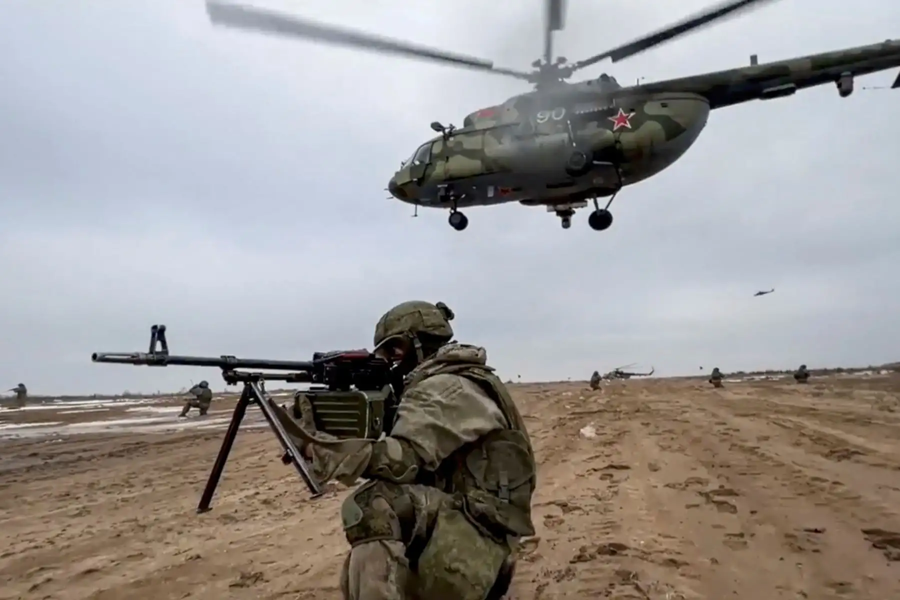 Un fotograma de video puesto a disposición por el servicio de prensa del Ministerio de Defensa de Rusia, muestra a militares rusos y bielorrusos practicando acciones para detectar, bloquear y destruir formaciones armadas ilegales de un enemigo simulado en áreas urbanas durante el ejercicio operativo conjunto de las fuerzas armadas de Bielorrusia y Rusia 