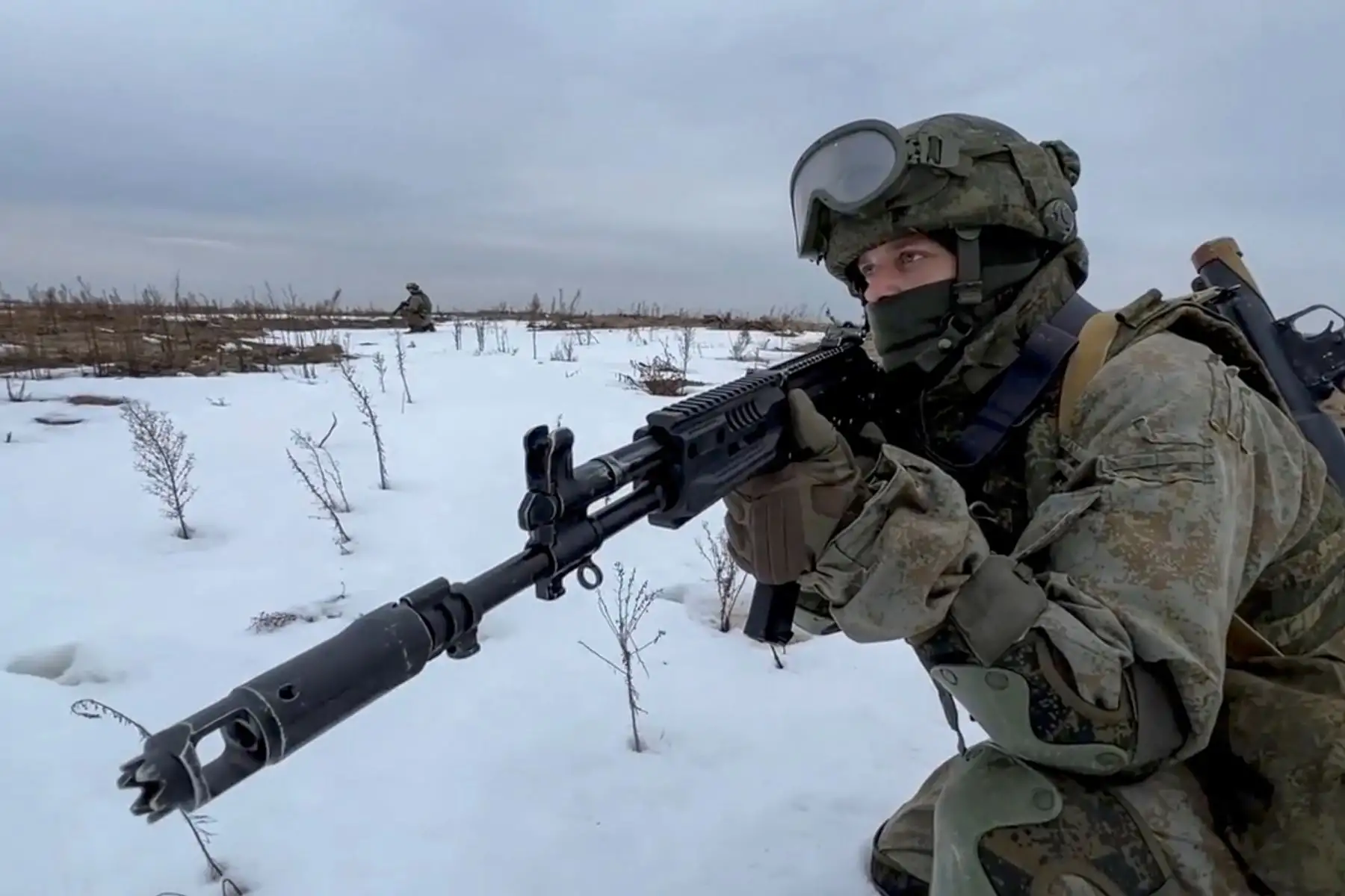 Un fotograma de video puesto a disposición por el servicio de prensa del Ministerio de Defensa de Rusia, muestra a militares rusos y bielorrusos practicando acciones para detectar, bloquear y destruir formaciones armadas ilegales de un enemigo simulado en áreas urbanas durante el ejercicio operativo conjunto de las fuerzas armadas de Bielorrusia y Rusia 
