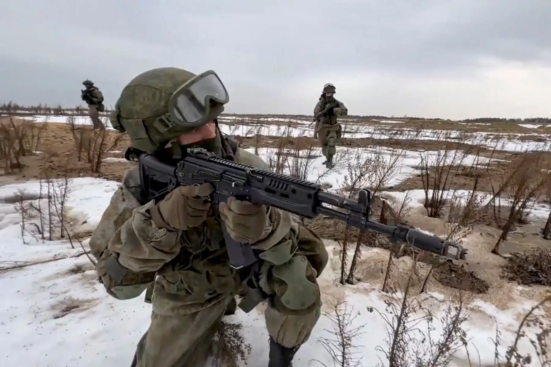Un fotograma de video puesto a disposición por el servicio de prensa del Ministerio de Defensa de Rusia, muestra a militares rusos y bielorrusos practicando acciones para detectar, bloquear y destruir formaciones armadas ilegales de un enemigo simulado en áreas urbanas durante el ejercicio operativo conjunto de las fuerzas armadas de Bielorrusia y Rusia 