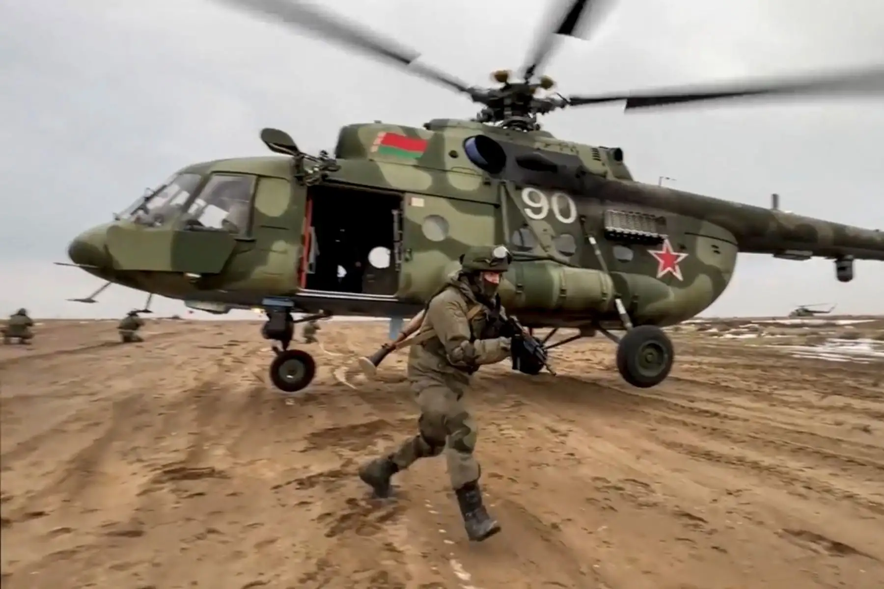 Un fotograma de video puesto a disposición por el servicio de prensa del Ministerio de Defensa de Rusia, muestra a militares rusos y bielorrusos practicando acciones para detectar, bloquear y destruir formaciones armadas ilegales de un enemigo simulado en áreas urbanas durante el ejercicio operativo conjunto de las fuerzas armadas de Bielorrusia y Rusia 