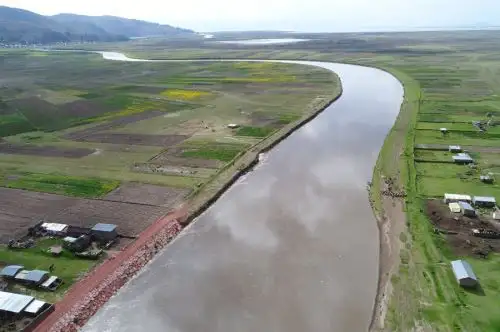 Río Zapatilla, ubicado en el distrito de Ilave, provincia de El Collao, departamento de Puno.
