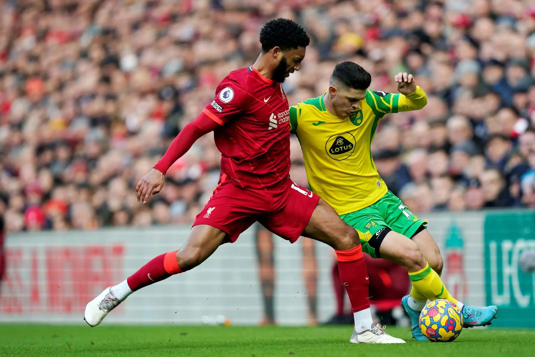 Joe Gomez de Liverpool en acción contra Milot Rashica de Norwich durante el partido de fútbol de la Premier League inglesa entre Liverpool FC y Norwich City en Liverpool, Gran Bretaña, el 19 de febrero de 2022. Foto: EFE