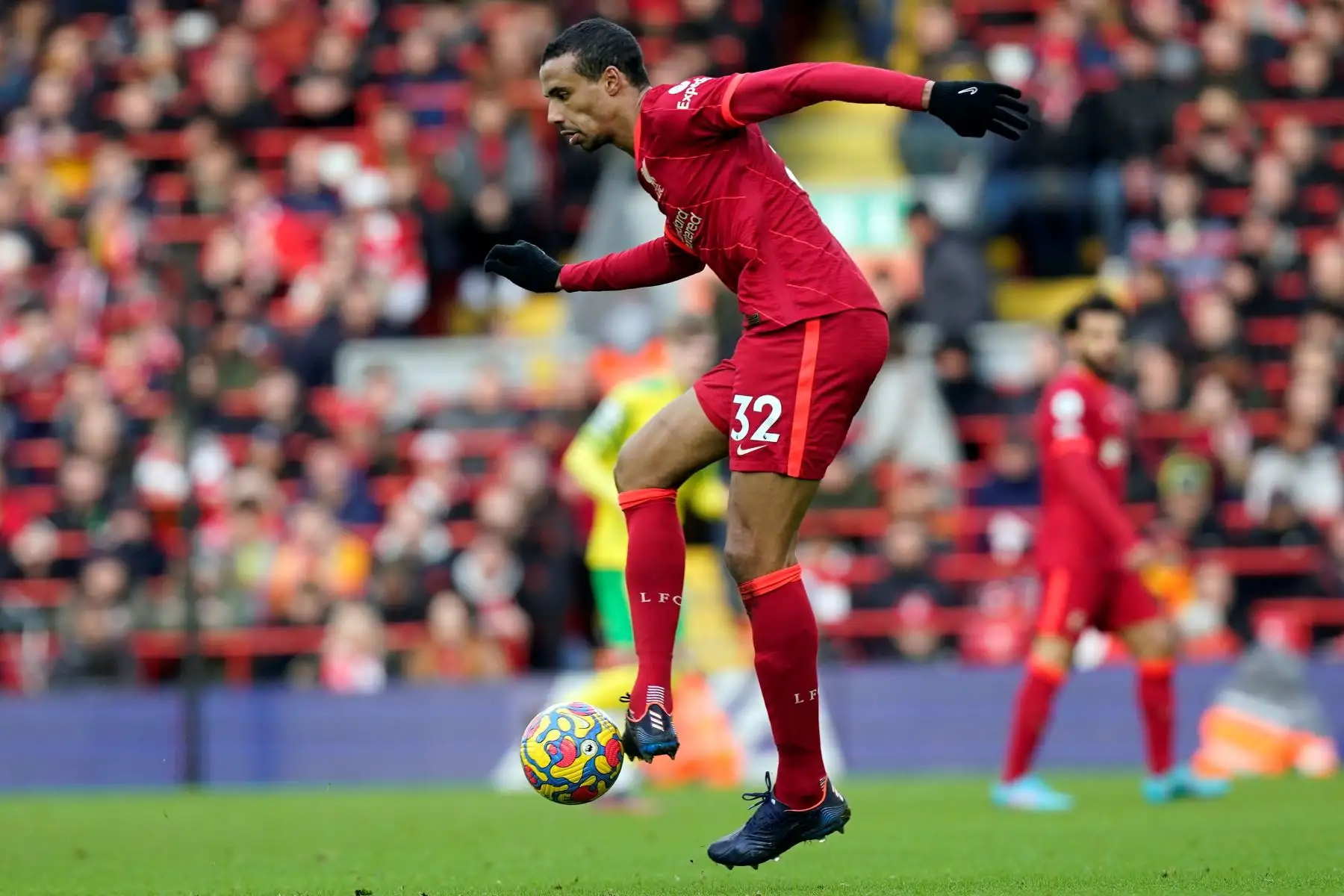 Joel Matip del Liverpool en acción durante el partido de fútbol de la Premier League inglesa entre el Liverpool FC y el Norwich City en Liverpool, Gran Bretaña, el 19 de febrero de 2022. (Reino Unido) EFE