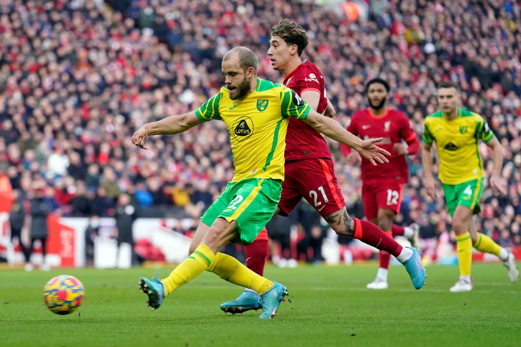 Teemu Pukki (L) de Norwich en acción contra Kostas Tsimikas (C) de Liverpool durante el partido de fútbol de la Premier League inglesa entre Liverpool FC y Norwich City en Liverpool, Gran Bretaña, el 19 de febrero de 2022. (Reino Unido) EFE