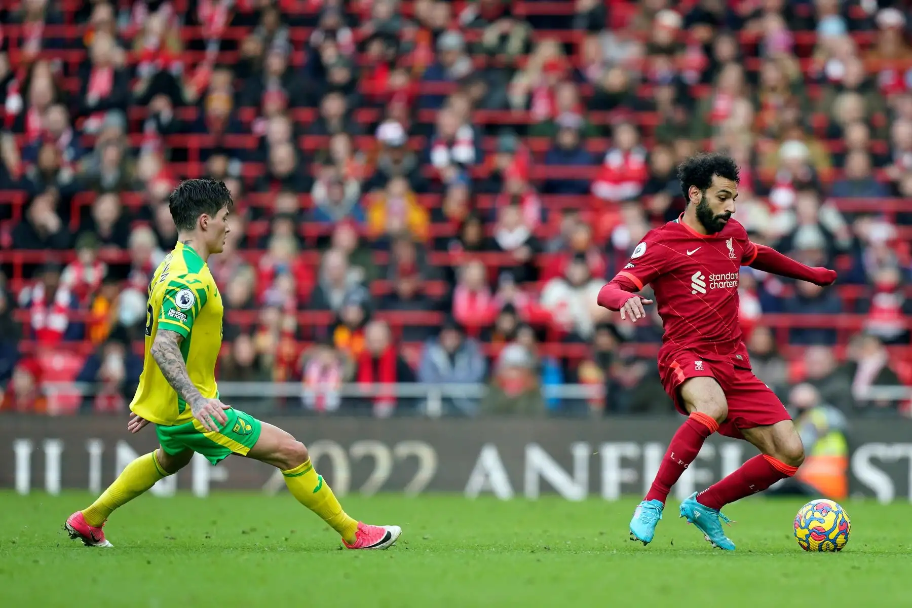 Mathias Normann (L) de Norwich en acción contra Mohamed Salah (R) de Liverpool durante el partido de fútbol de la Premier League inglesa entre Liverpool FC y Norwich City en Liverpool, Gran Bretaña, el 19 de febrero de 2022. (Reino Unido) EFE