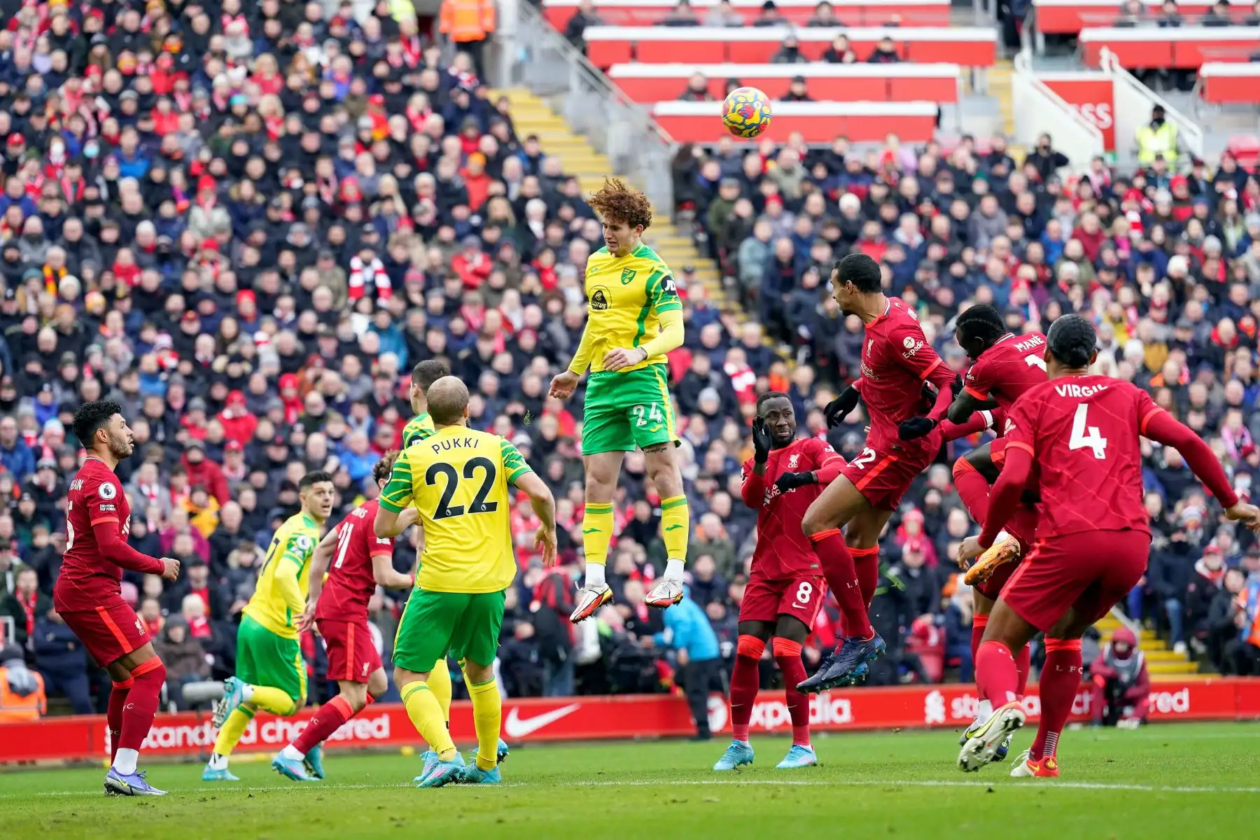 Josh Sargent (C) de Norwich en acción durante el partido de fútbol de la Premier League inglesa entre el Liverpool FC y el Norwich City en Liverpool, Gran Bretaña, el 19 de febrero de 2022. EFE
