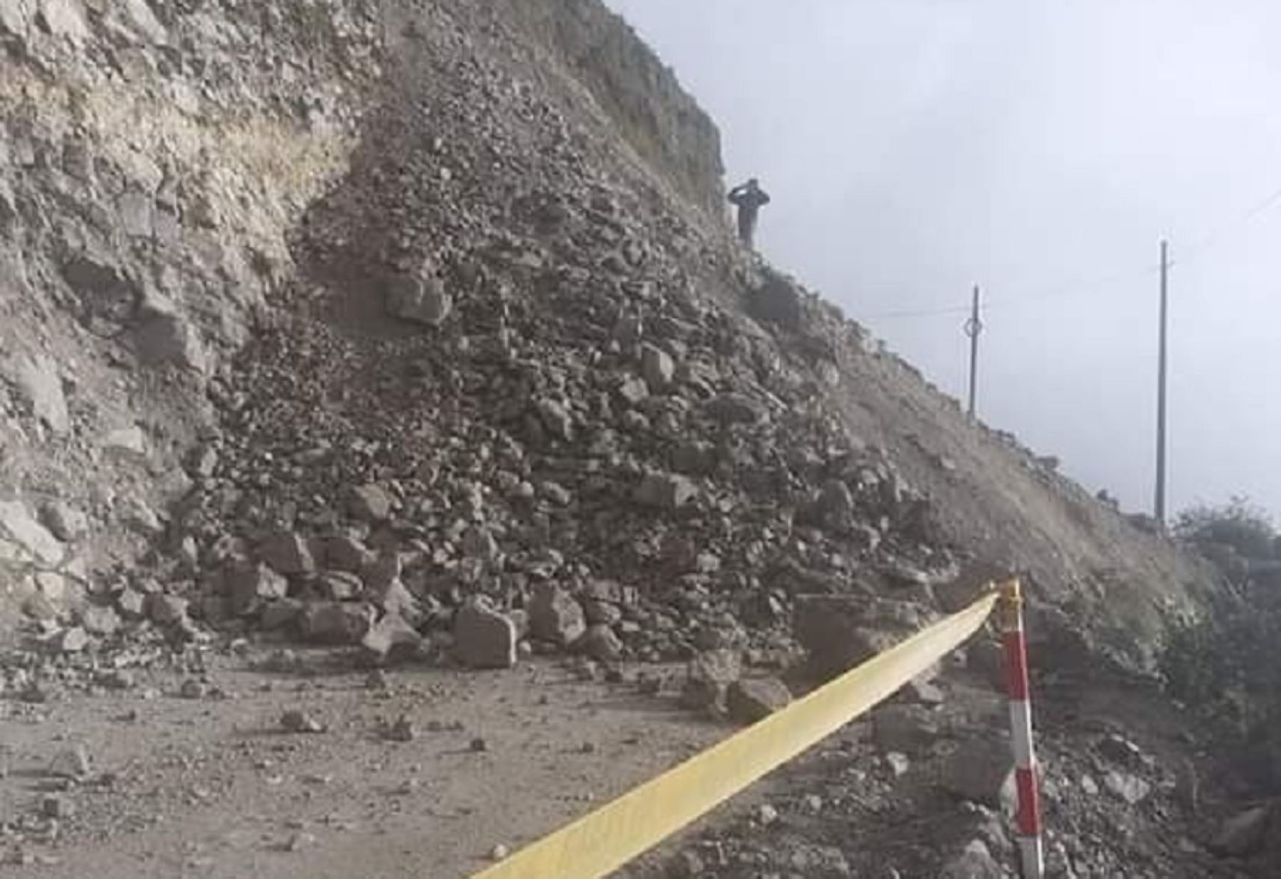 Lluvias intensas registradas en los últimos días provocaron el derrumbe de un cerro que bloqueó la vía departamental AN-112, en el tramo Conococha-Ticllos, sector Pogroroche, ubicado en el distrito de Ticllos, provincia de Bolognesi, informó el Centro de Operaciones de Emergencia Regional (COER) de Áncash.