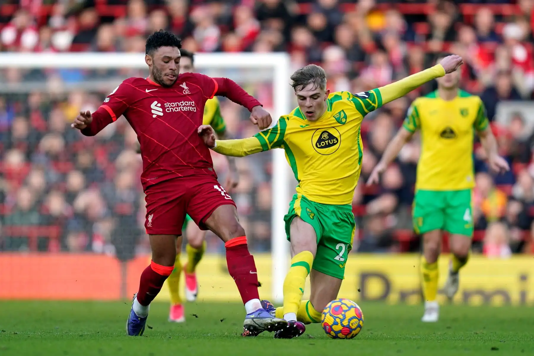 Alex Oxlade-Chamberlain de Liverpool en acción contra Brandon Williams de Norwich durante el partido de fútbol de la Premier League inglesa entre Liverpool FC y Norwich City en Liverpool, Gran Bretaña, 19 de febrero de 2022, Reino Unido. Foto: EFE