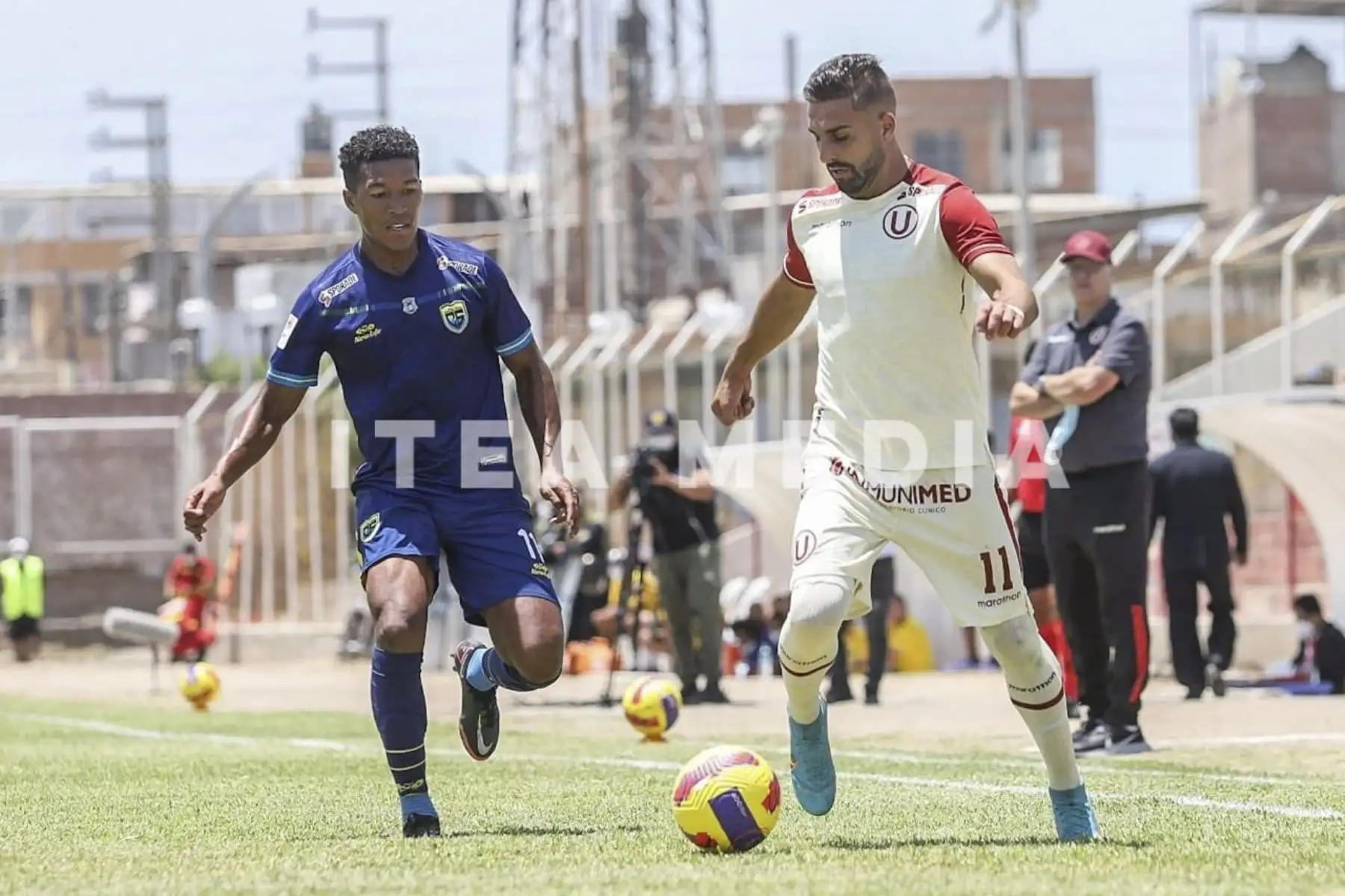 Luis Urruti domina el balón. Universitario de Deportes y Carlos Stein se enfrentan en Lambayeque por la fecha 3 de la Liga 1, en Lambayeque. Foto: Itea Media