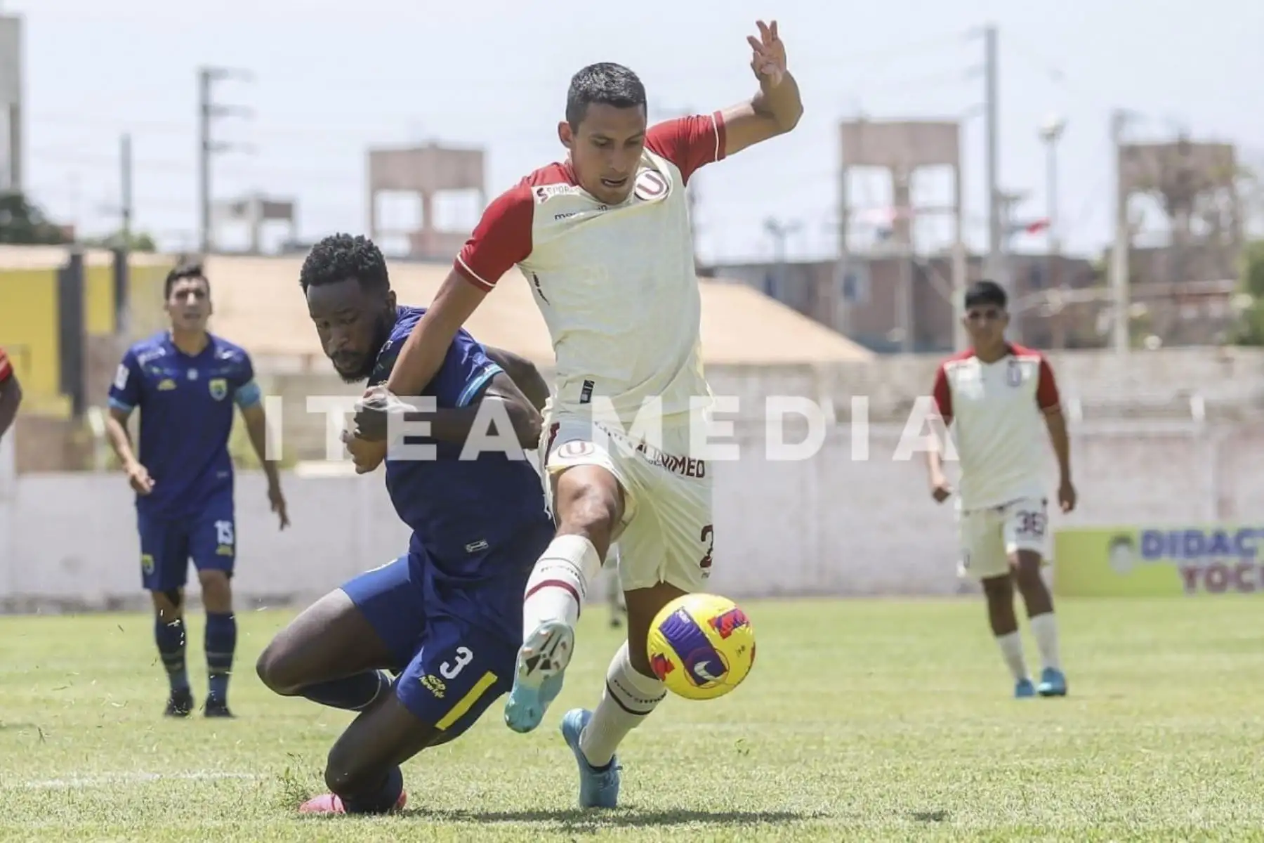Alex Valera disputa el balón. Universitario de Deportes y Carlos Stein se enfrentan en Lambayeque por la fecha 3 de la Liga 1, en Lambayeque. Foto: Itea Media