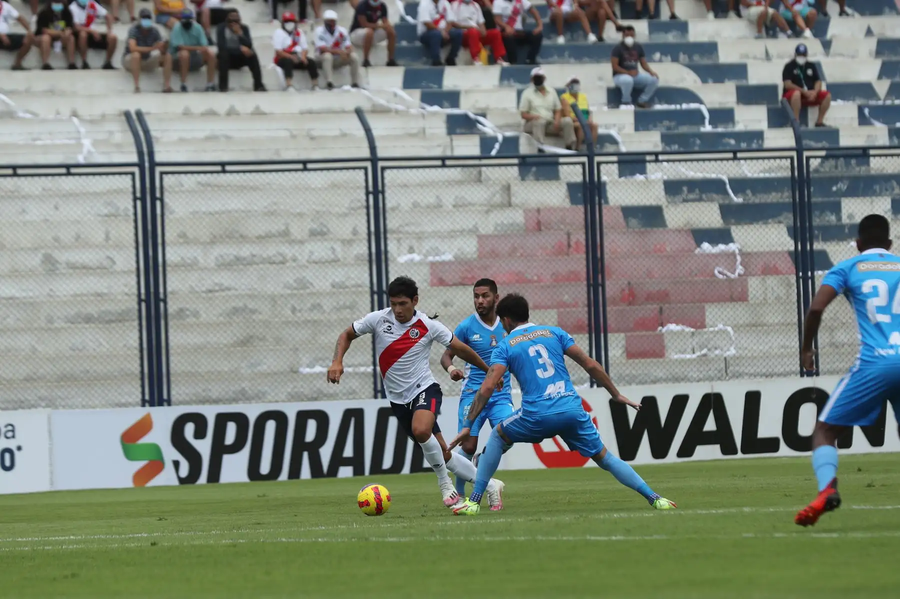 Deportivo Municipal y Binacional se enfrentan en el estadio Iván Elías de Villa El Salvador por la fecha 3 de la Liga 1. Foto: ANDINA/Carla Patiño