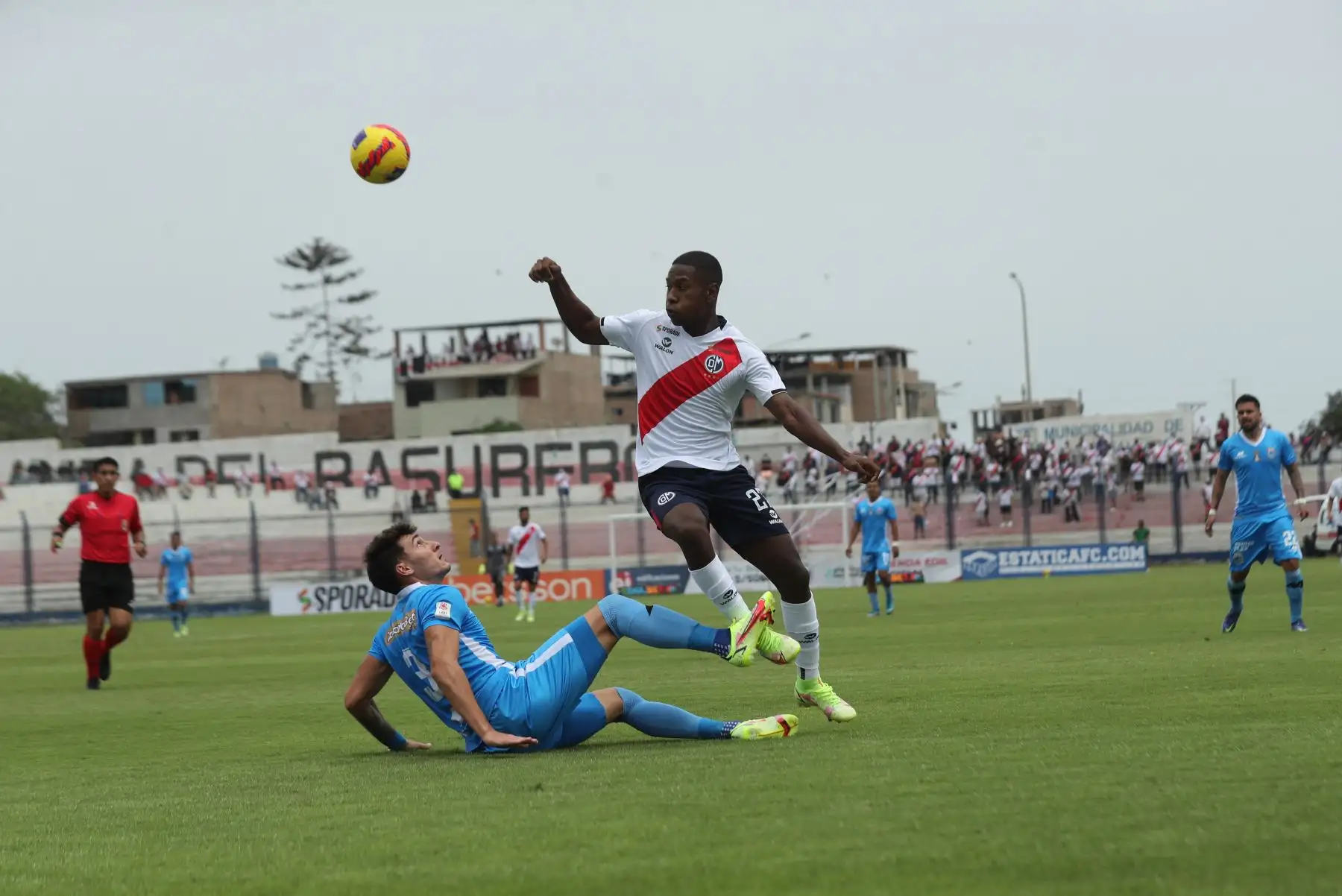 Deportivo Municipal y Binacional se enfrentan en el estadio Iván Elías Moreno de Villa El Salvador por la fecha 3 de la Liga 1. Foto: ANDINA/Carla Patiño