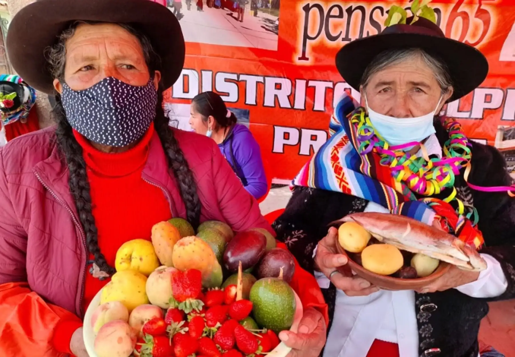 Más de 170 usuarias y usuarios del Programa Nacional de Asistencia Solidaria Pensión 65, del Ministerio de Desarrollo e Inclusión Social (Midis), mostraron todo su acervo cultural, el cual preservan y rescatan del olvido, en el IV Encuentro de Saberes Productivos en el distrito de Sangarará, provincia de Acomayo, en la región Cusco.