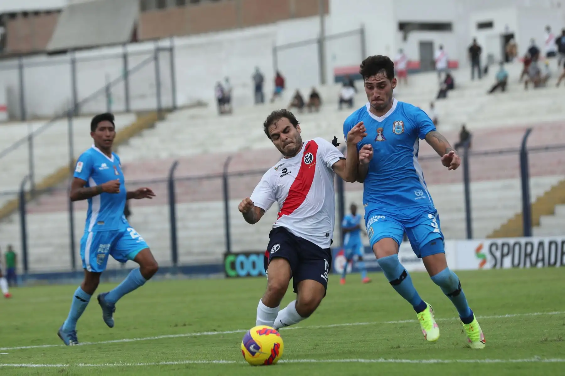 Deportivo Municipal y Binacional se enfrentan en el estadio Iván Elías Moreno de Villa El Salvador por la fecha 3 de la Liga 1. Foto: ANDINA/Carla Patiño
