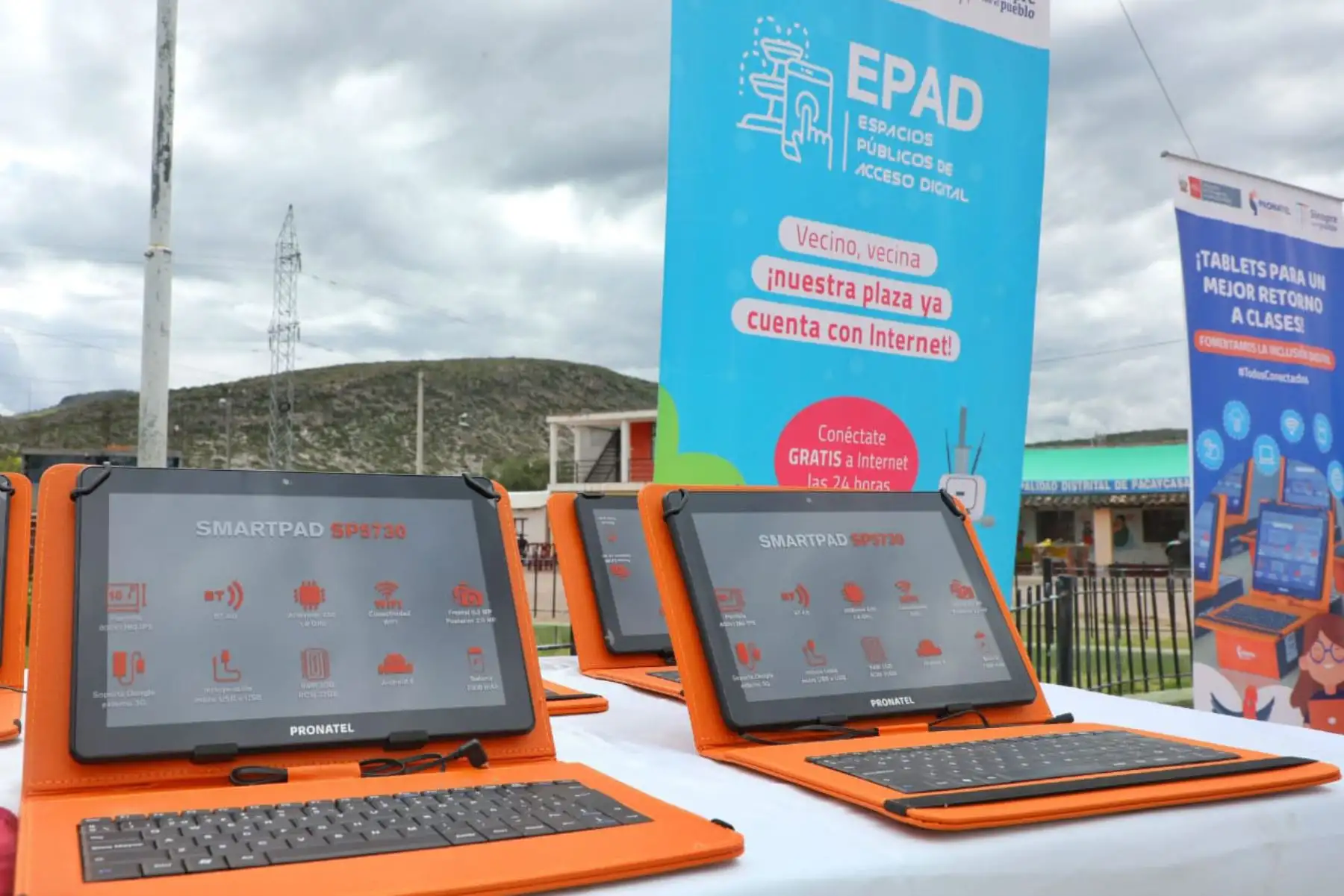 El ministerio de Transportes y Comunicaciones entrega 16 955 tabletas para que sean puestas a disposición de los alumnos de las instituciones educativas de las zonas rurales de la región Ayacucho.
Foto: MTC