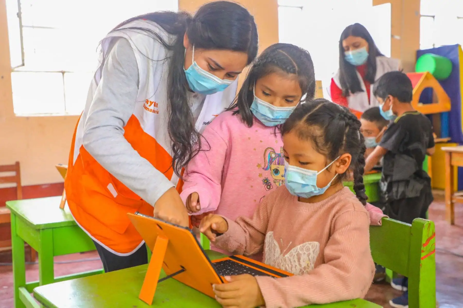 El ministerio de Transportes y Comunicaciones entrega 16 955 tabletas para que sean puestas a disposición de los alumnos de las instituciones educativas de las zonas rurales de la región Ayacucho.
Foto: MTC