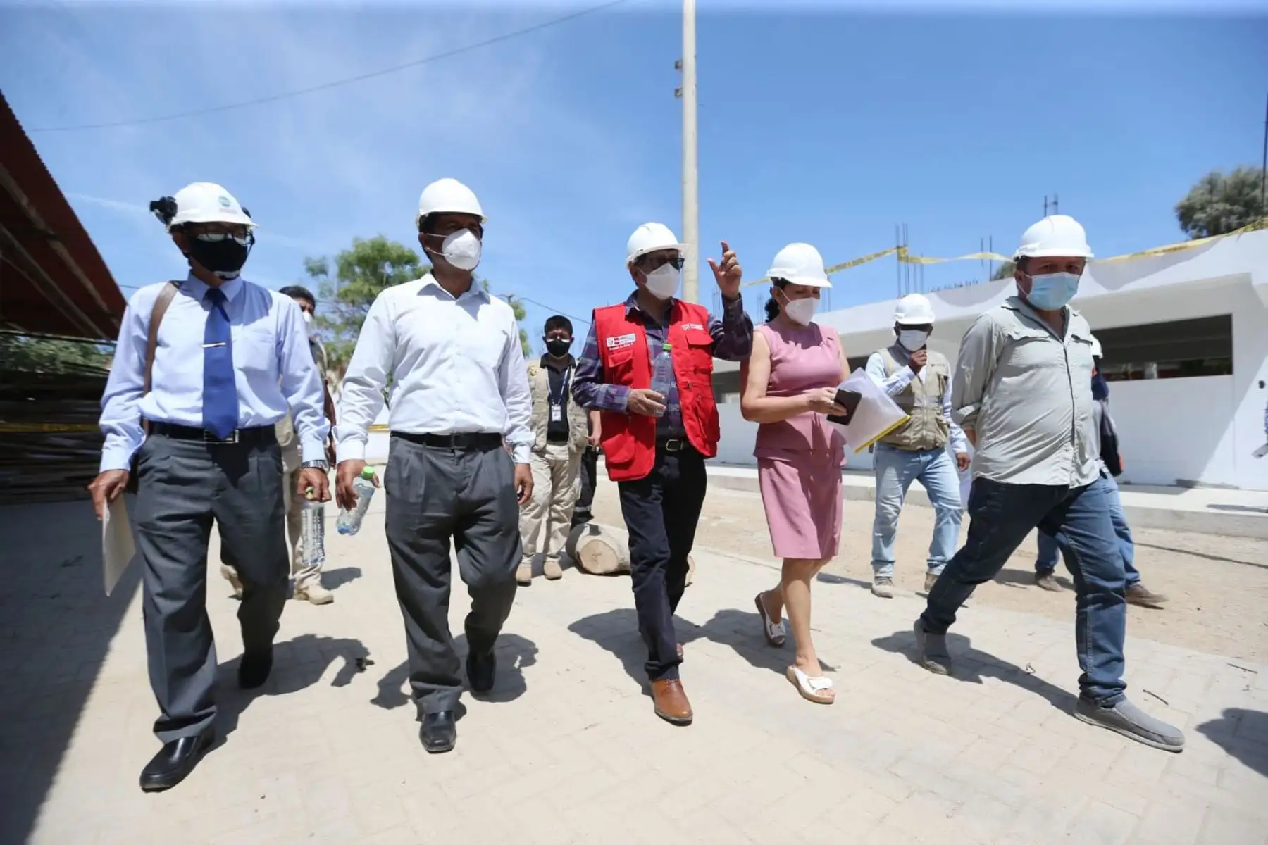 El ministro de Educación, Rosendo Serna realiza un recorrido por la IE Túpac Amaru en Máncora para supervisar el avance de su construcción y conocer las condiciones de la UGEL Contralmirante Villar para el retorno a la presencialidad.
Foto: Minedu