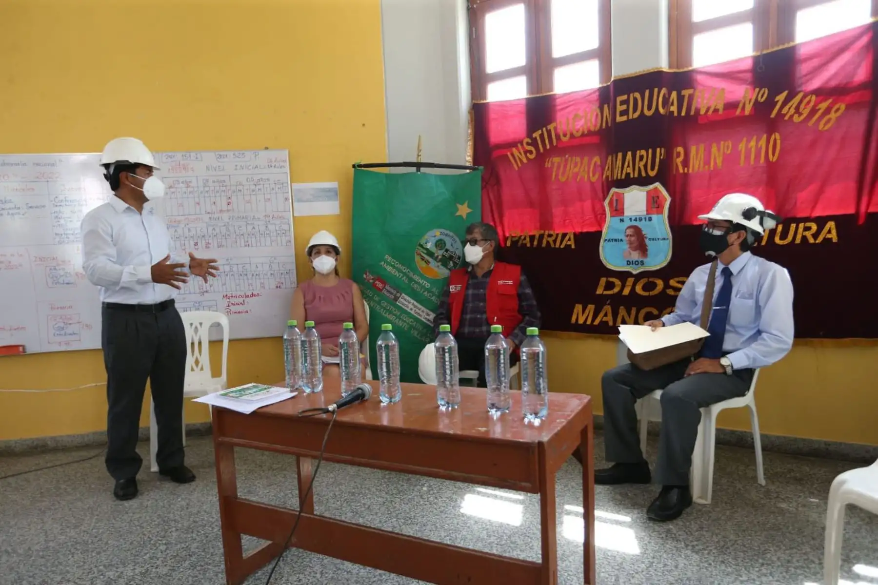El ministro de Educación, Rosendo Serna realiza un recorrido por la IE Túpac Amaru en Máncora para supervisar el avance de su construcción y conocer las condiciones de la UGEL Contralmirante Villar para el retorno a la presencialidad.
Foto: Minedu