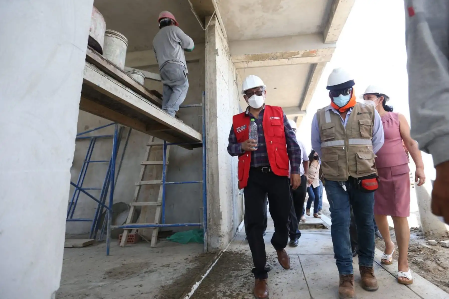 El ministro de Educación, Rosendo Serna realiza un recorrido por la IE Túpac Amaru en Máncora para supervisar el avance de su construcción y conocer las condiciones de la UGEL Contralmirante Villar para el retorno a la presencialidad.
Foto: Minedu