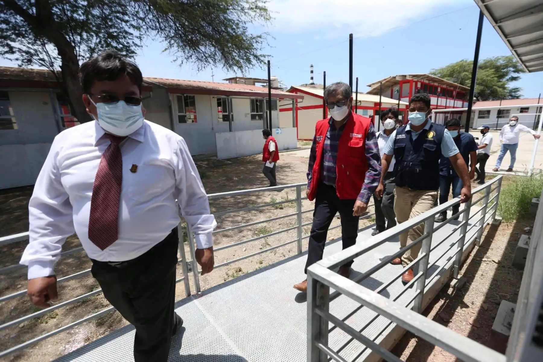 El ministro de Educación, Rosendo Serna inspecciona  la insfraestructura de la IE Contralmirante Villar de Zorritos, escuela en la que dialogó con Robert Olguín Herrera, director de la institución, sobre el retorno a clases 2022 en la región Tumbes.
Foto: Minedu