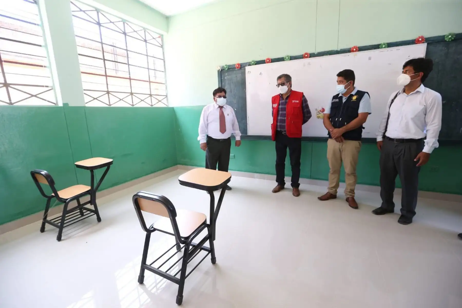 El ministro de Educación, Rosendo Serna inspecciona  la insfraestructura de la IE Contralmirante Villar de Zorritos, escuela en la que dialogó con Robert Olguín Herrera, director de la institución, sobre el retorno a clases 2022 en la región Tumbes.
Foto: Minedu