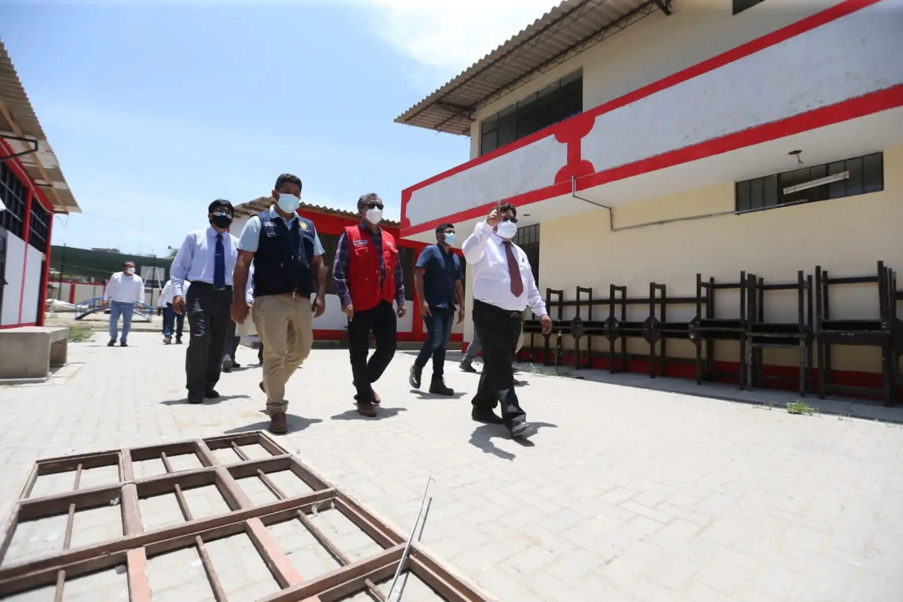 El ministro de Educación, Rosendo Serna inspecciona  la insfraestructura de la IE Contralmirante Villar de Zorritos, escuela en la que dialogó con Robert Olguín Herrera, director de la institución, sobre el retorno a clases 2022 en la región Tumbes.
Foto: Minedu