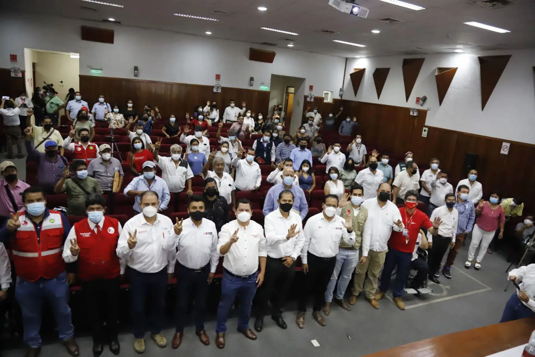 El ministro de Comercio Exterior y Turismo, Roberto Sánchez, el ministro de Desarrollo Agrario y Riego, Óscar Zea y el ministro de la Producción, Jorge Luis Prado se reúnen con diversos gremios de Piura para impulsar de manera multisectorial   la cadena de producción del algodón y textiles peruanos.
Foto: Mincetur