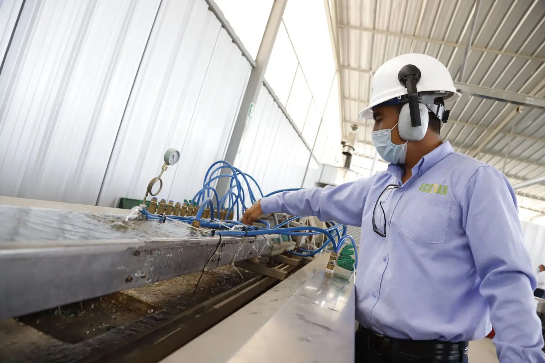 El ministro de Comercio Exterior y Turismo, Roberto Sánchez, el ministro de Desarrollo Agrario y Riego, Óscar Zea y el ministro de la Producción, Jorge Luis Prado se reúnen con diversos gremios de Piura para impulsar de manera multisectorial   la cadena de producción del algodón y textiles peruanos.
Foto: Mincetur