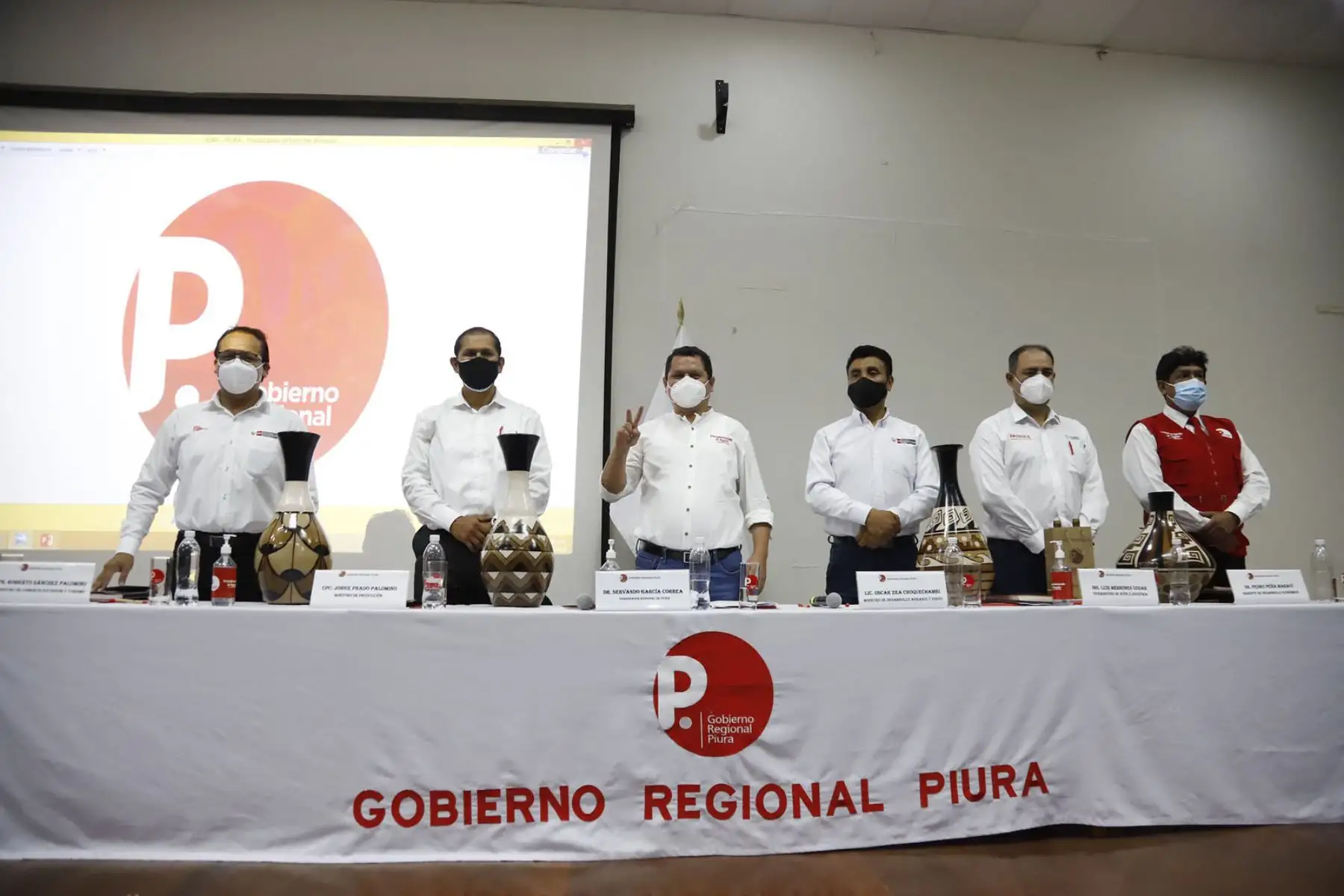 En el marco de una jornada con representantes de organizaciones de agricultores de Piura, el ministro de Desarrollo Agrario y Riego, Oscar Zea, anunció que su sector viene articulando con el Gobierno Regional a través de su organismo ProRural, la entrega de 2 200 títulos de predios rurales a igual número de familias.