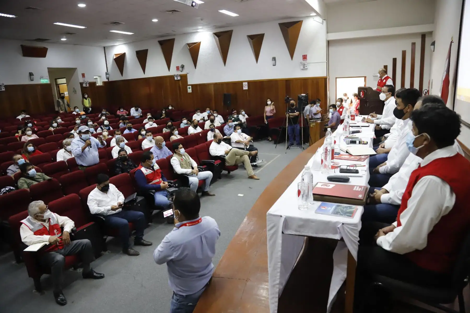 El ministro de Comercio Exterior y Turismo, Roberto Sánchez, el ministro de Desarrollo Agrario y Riego, Óscar Zea y el ministro de la Producción, Jorge Luis Prado se reúnen con diversos gremios de Piura para impulsar de manera multisectorial   la cadena de producción del algodón y textiles peruanos.
Foto: Mincetur
