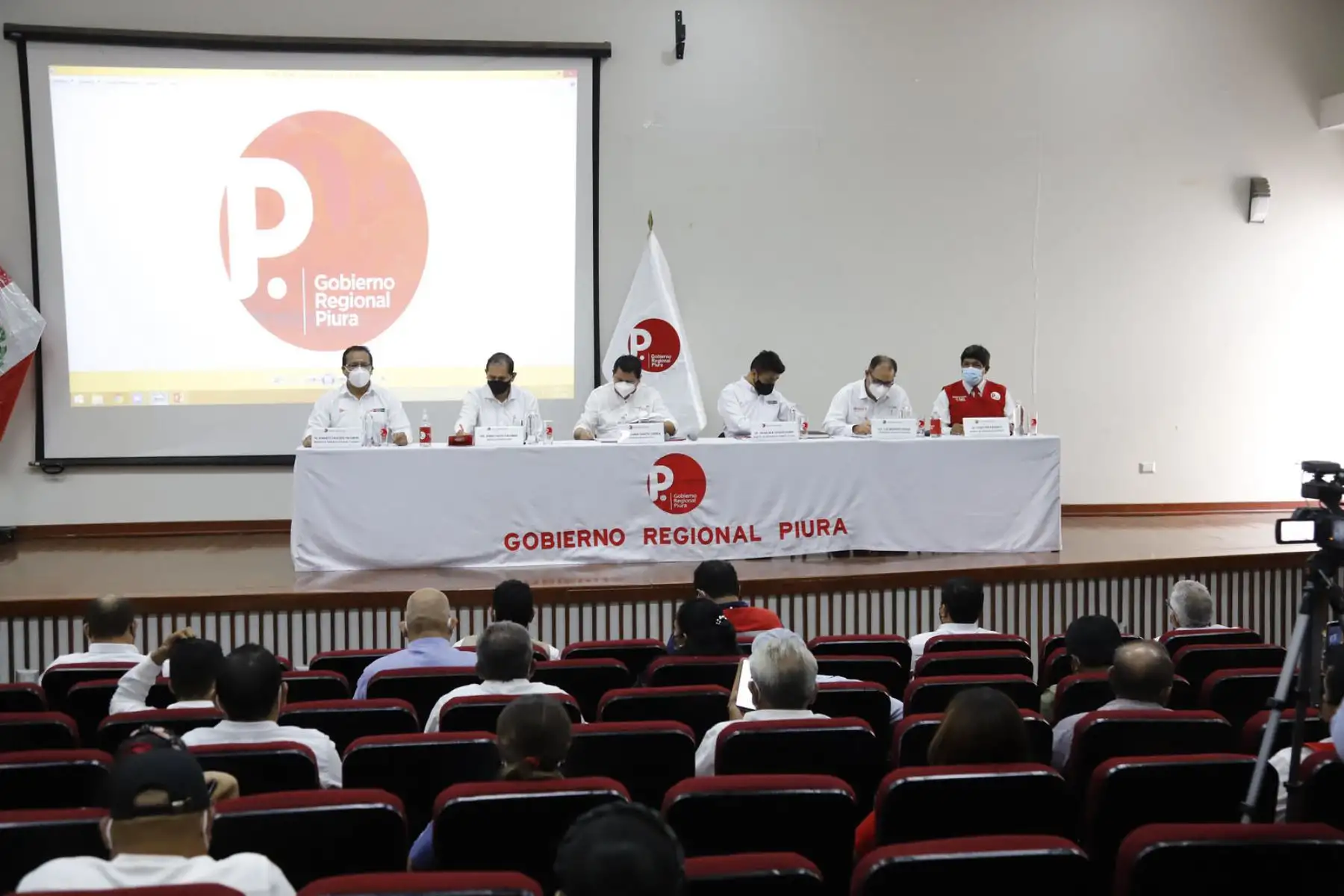 El ministro de Comercio Exterior y Turismo, Roberto Sánchez, el ministro de Desarrollo Agrario y Riego, Óscar Zea y el ministro de la Producción, Jorge Luis Prado se reúnen con diversos gremios de Piura para impulsar de manera multisectorial   la cadena de producción del algodón y textiles peruanos.
Foto: Mincetur