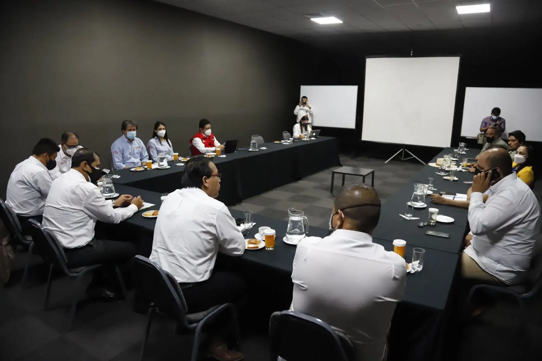 El ministro de Comercio Exterior y Turismo, Roberto Sánchez, el ministro de Desarrollo Agrario y Riego, Óscar Zea y el ministro de la Producción, Jorge Luis Prado se reúnen con diversos gremios de Piura para impulsar de manera multisectorial   la cadena de producción del algodón y textiles peruanos.
Foto: Mincetur