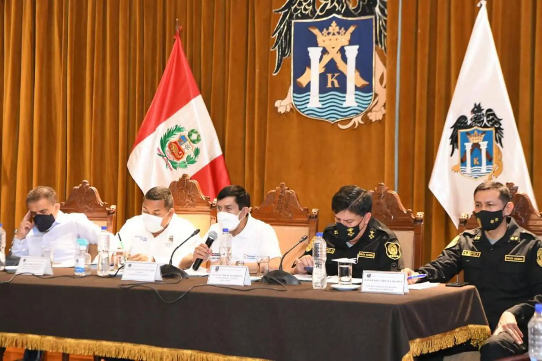 El ministro del Interior, Alfonso Chávarry reafirmó ante el gobernador y los alcaldes de La Libertad su total disposición a combatir el álgido problema de crimen organizado, sicariato y trata de personas en Trujillo y otras localidades de la región.
Foto: Mininter