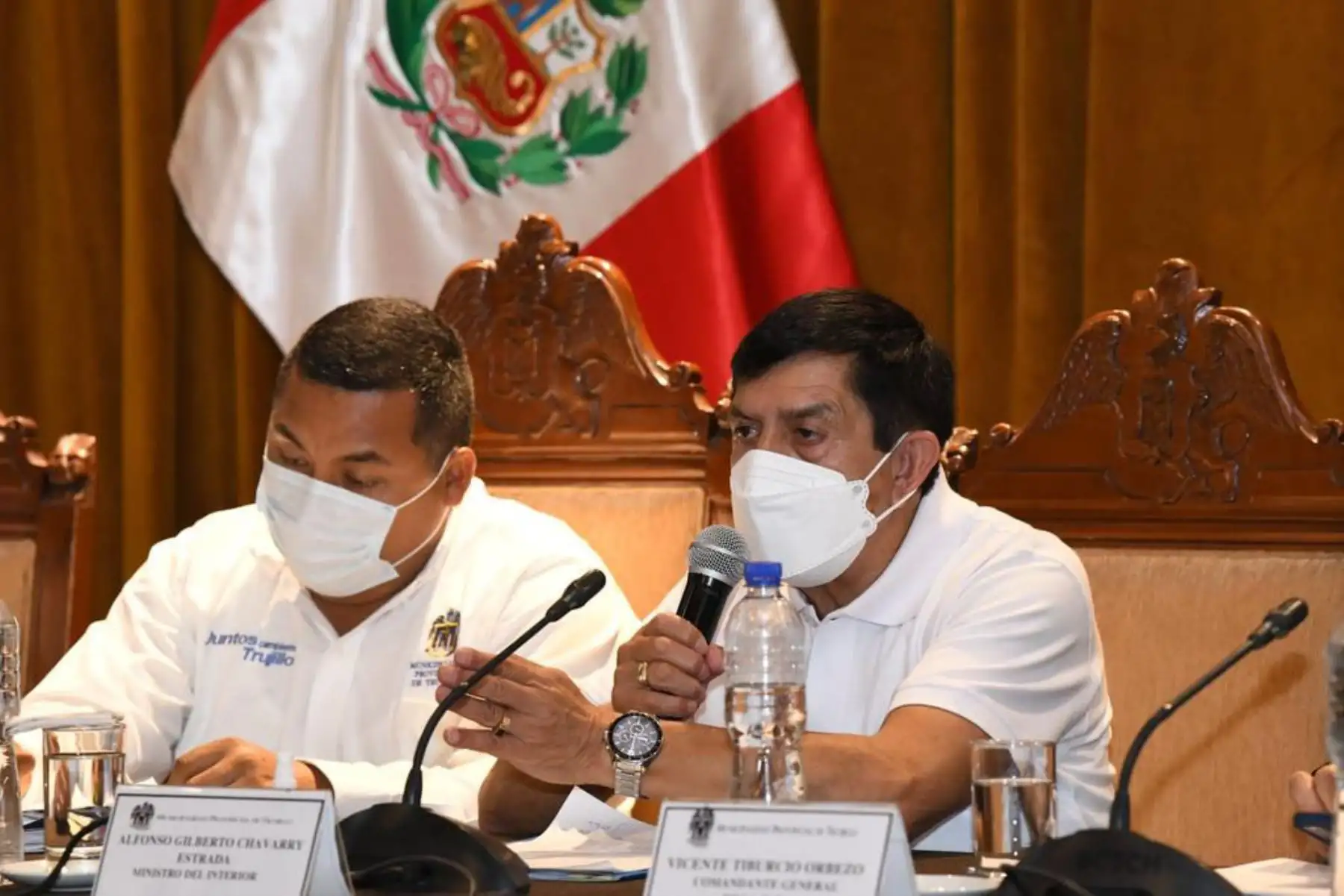 El ministro del Interior, Alfonso Chávarry reafirmó ante el gobernador y los alcaldes de La Libertad su total disposición a combatir el álgido problema de crimen organizado, sicariato y trata de personas en Trujillo y otras localidades de la región.
Foto: Mininter