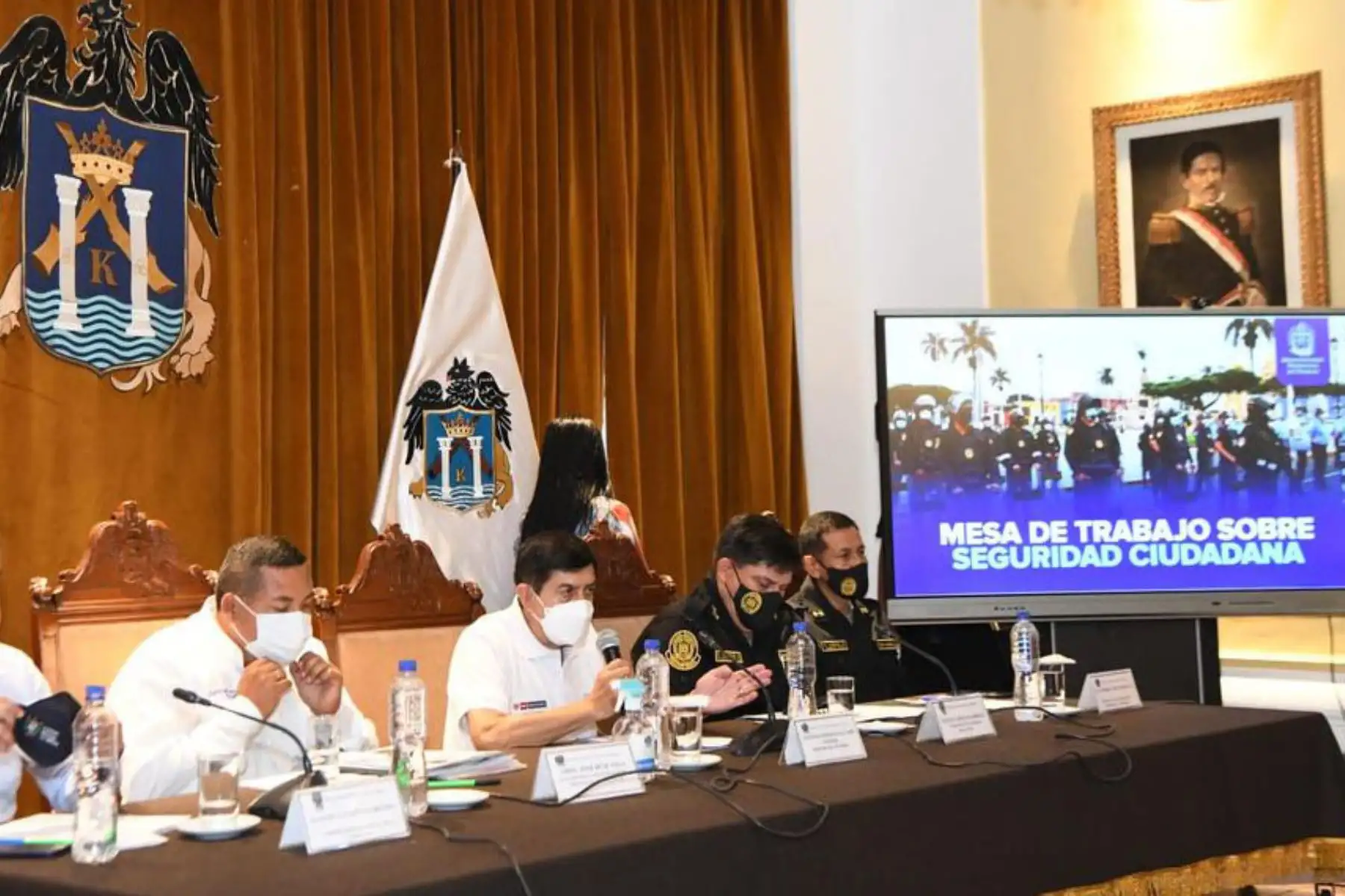El ministro del Interior, Alfonso Chávarry reafirmó ante el gobernador y los alcaldes de La Libertad su total disposición a combatir el álgido problema de crimen organizado, sicariato y trata de personas en Trujillo y otras localidades de la región.
Foto: Mininter