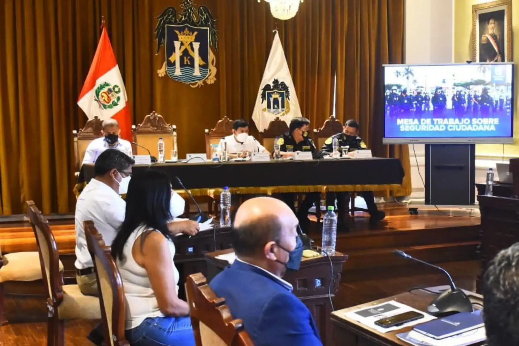 El ministro del Interior, Alfonso Chávarry reafirmó ante el gobernador y los alcaldes de La Libertad su total disposición a combatir el álgido problema de crimen organizado, sicariato y trata de personas en Trujillo y otras localidades de la región.
Foto: PNP