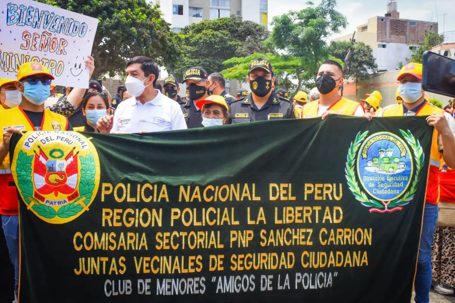 Ministro del Interior, Alonso Chávarry  junto al Comandante General de la Policía Nacional del Perú, Vicente Tiburcio Orbezo participa en la juramentación de 8 Juntas Vecinales de Seguridad Ciudadana de la región La Libertad.
Foto: PNP