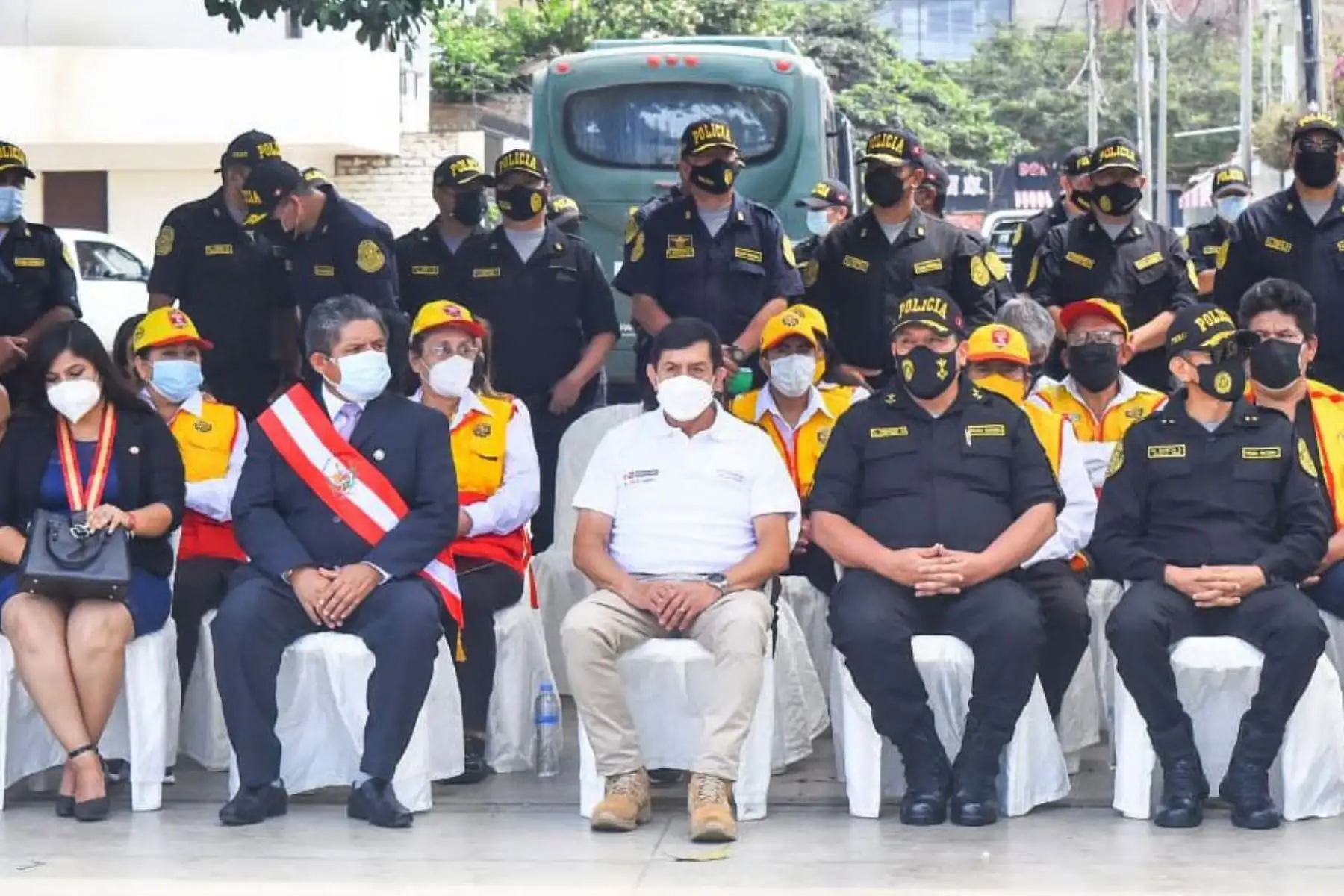 Ministro del Interior, Alonso Chávarry  junto al Comandante General de la Policía Nacional del Perú, Vicente Tiburcio Orbezo participa en la juramentación de 8 Juntas Vecinales de Seguridad Ciudadana de la región La Libertad.
Foto: PNP