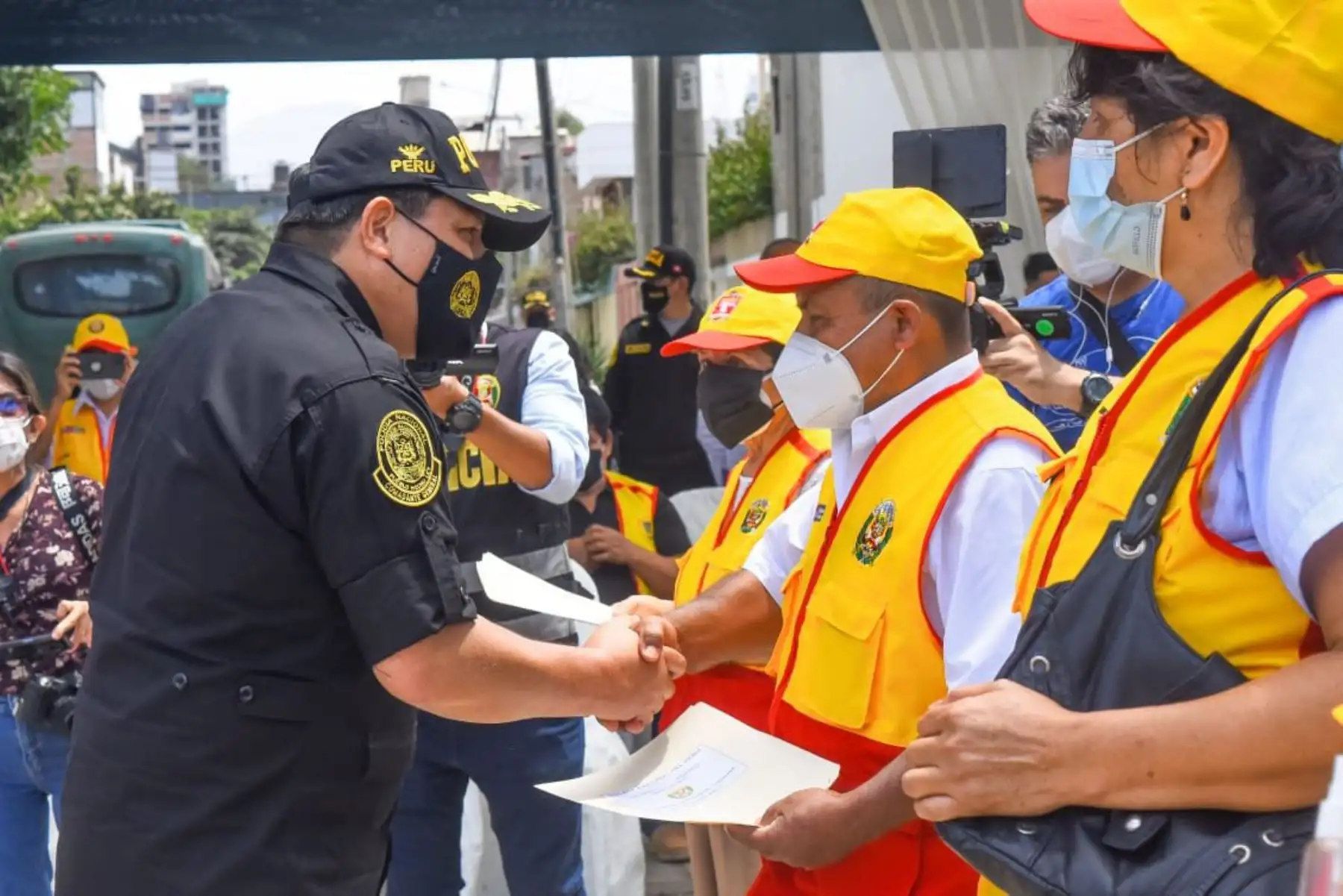 Ministro del Interior, Alonso Chávarry  junto al Comandante General de la Policía Nacional del Perú, Vicente Tiburcio Orbezo participa en la juramentación de 8 Juntas Vecinales de Seguridad Ciudadana de la región La Libertad.
Foto: PNP