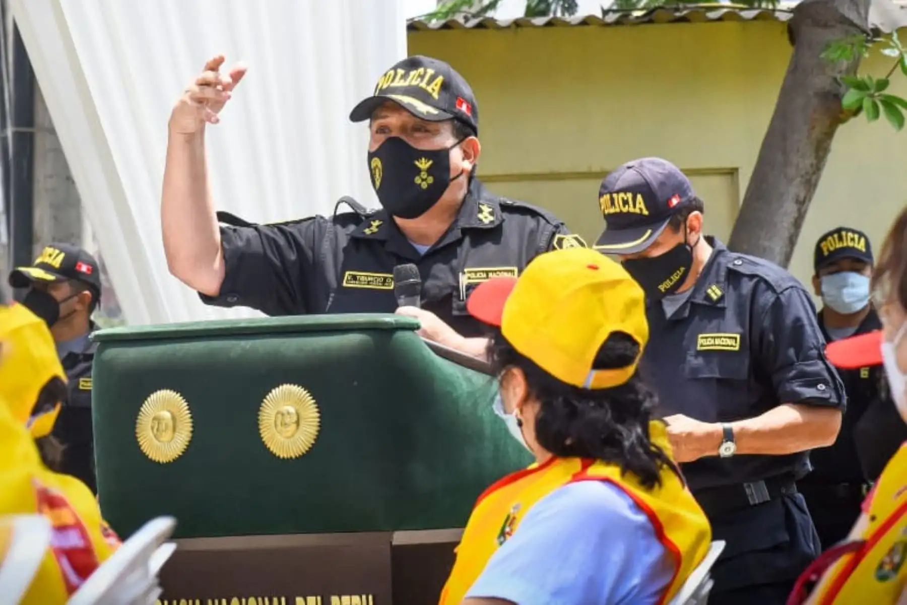 Ministro del Interior, Alonso Chávarry  junto al Comandante General de la Policía Nacional del Perú, Vicente Tiburcio Orbezo participa en la juramentación de 8 Juntas Vecinales de Seguridad Ciudadana de la región La Libertad.
Foto: PNP